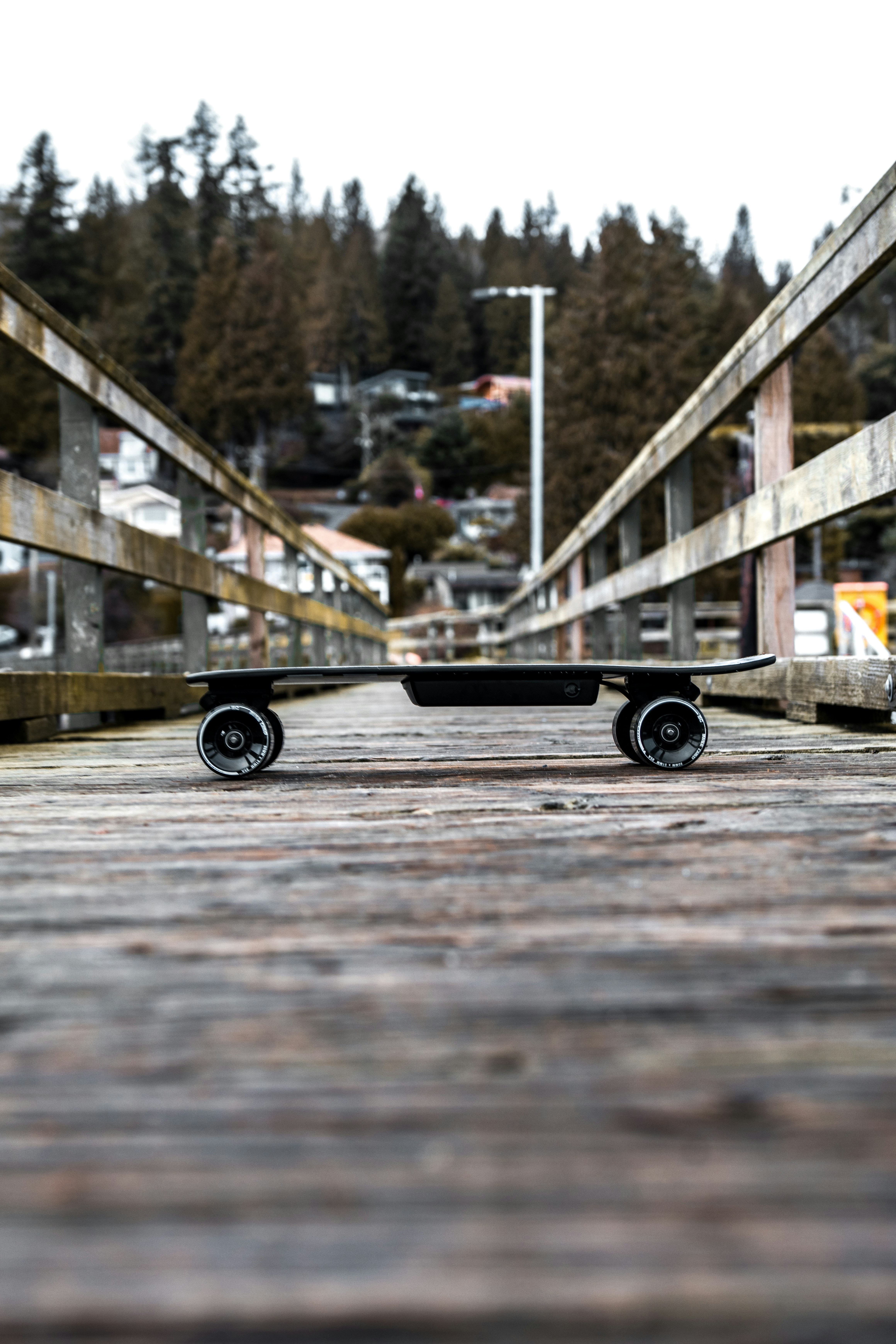 ein Skateboard, das auf einem Holzboden sitzt