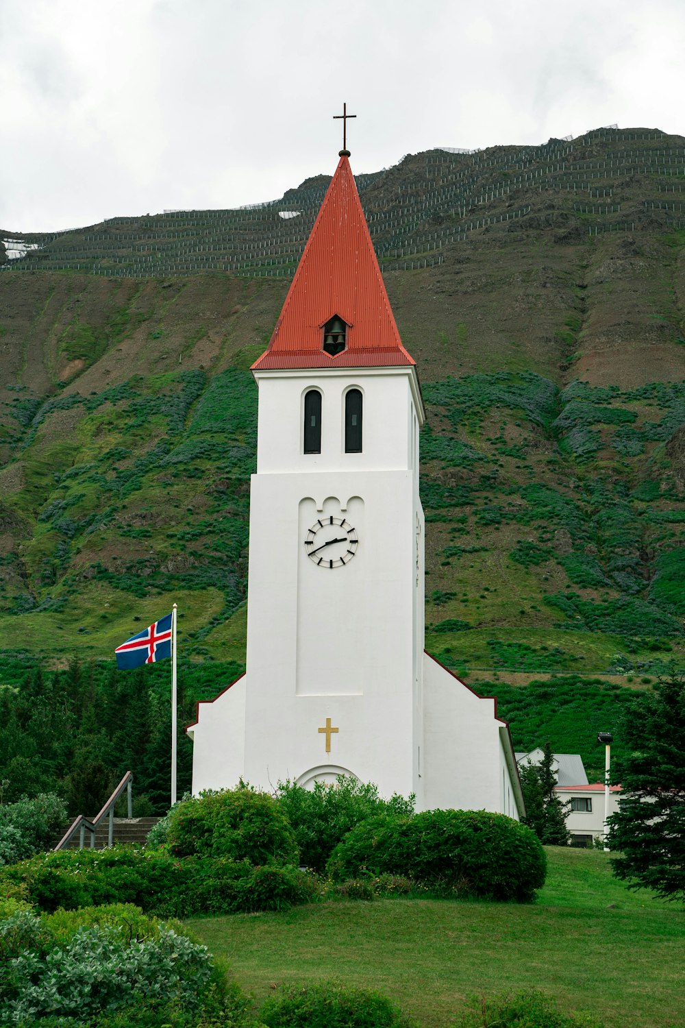 Una chiesa bianca con un tetto rosso e un campanile