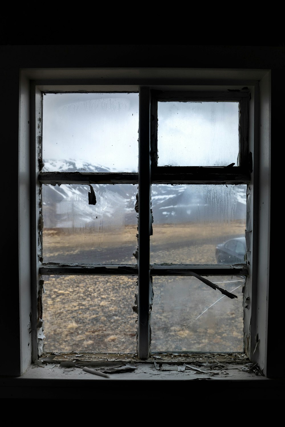 uma janela com vista para uma montanha nevada