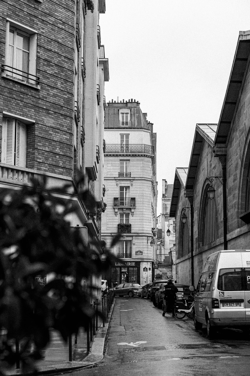 a black and white photo of a city street