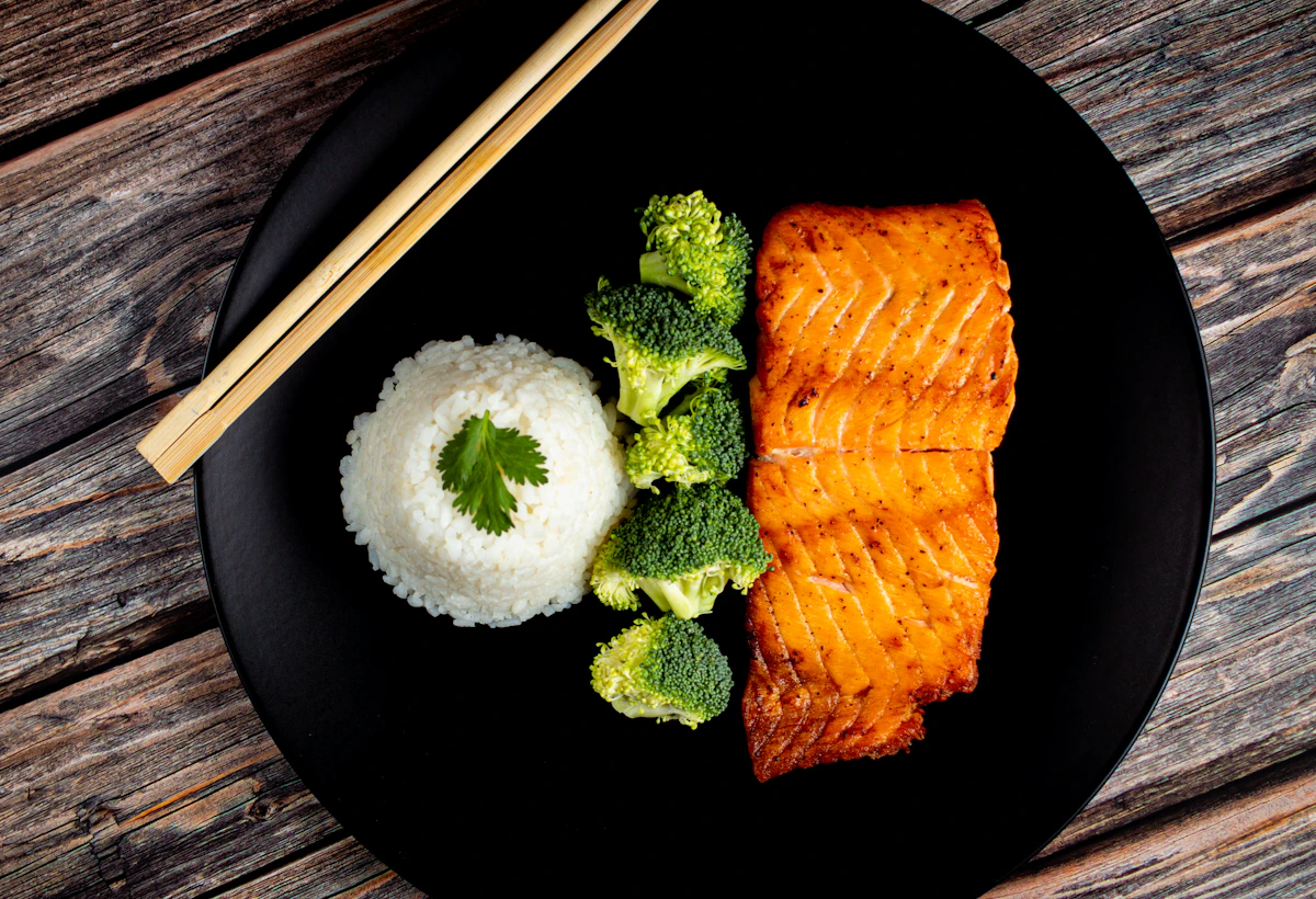 Salmón con brócoli y limón en freidora de aire