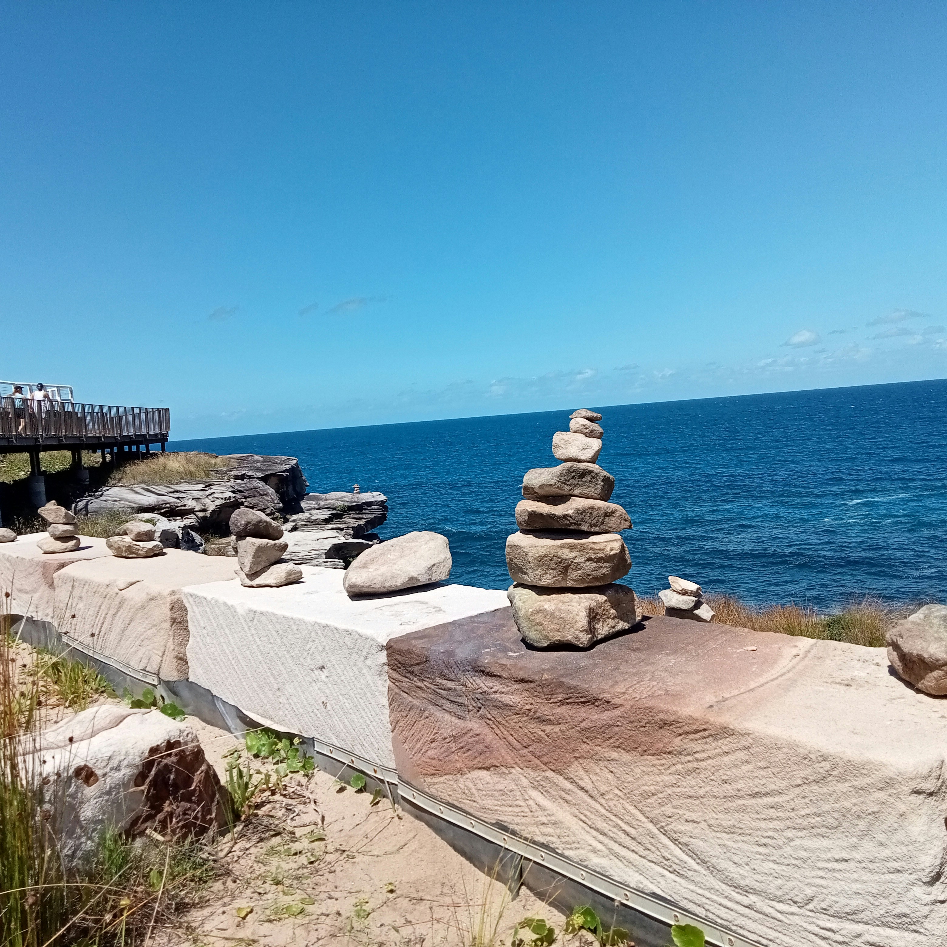 Einige Felsen sind in der Nähe des Ozeans übereinander gestapelt