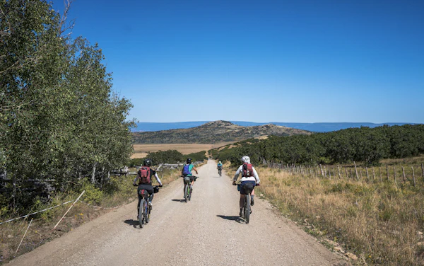 Cyclistes gravel sur chemin de terre