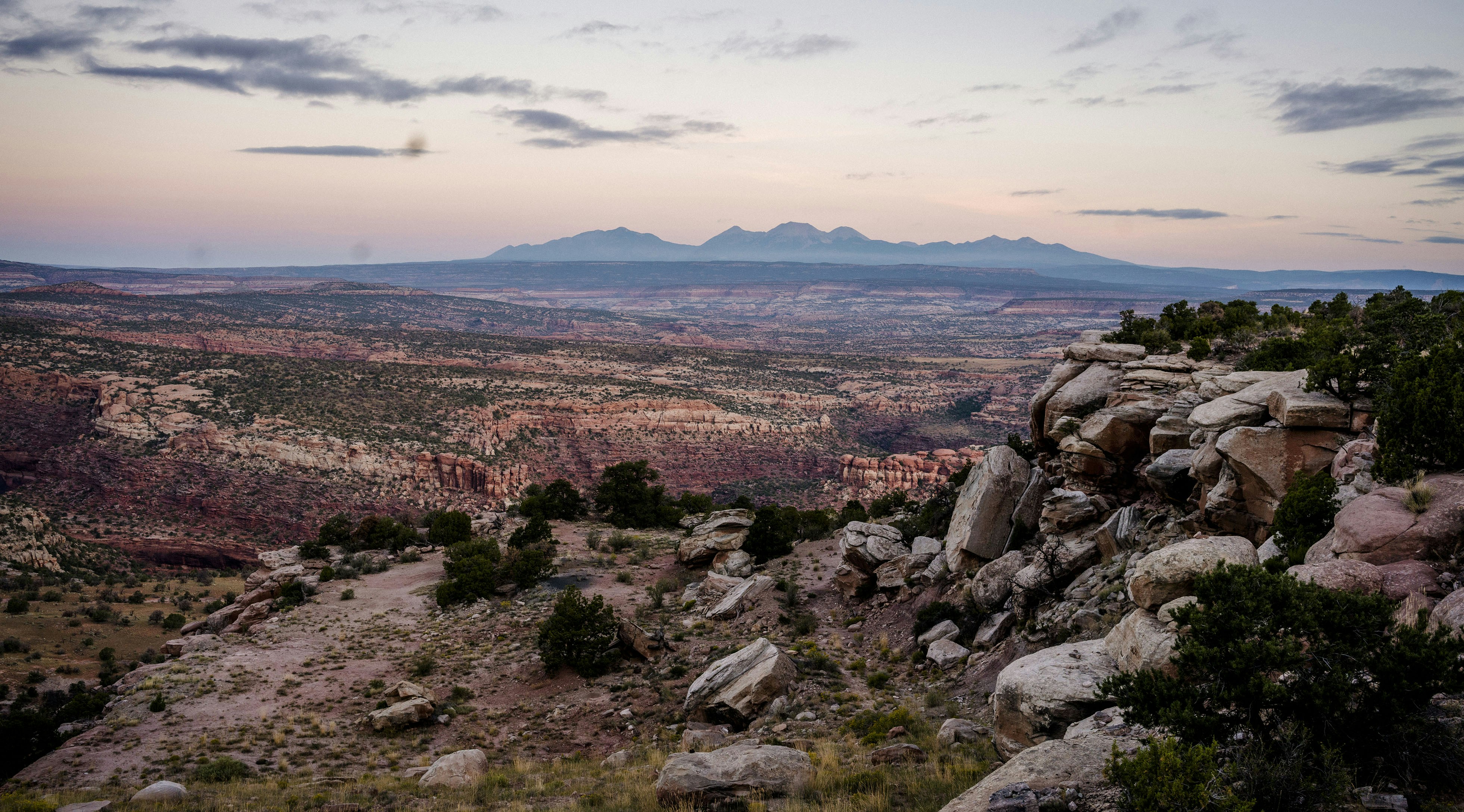 une vue d’une vallée avec des montagnes au loin