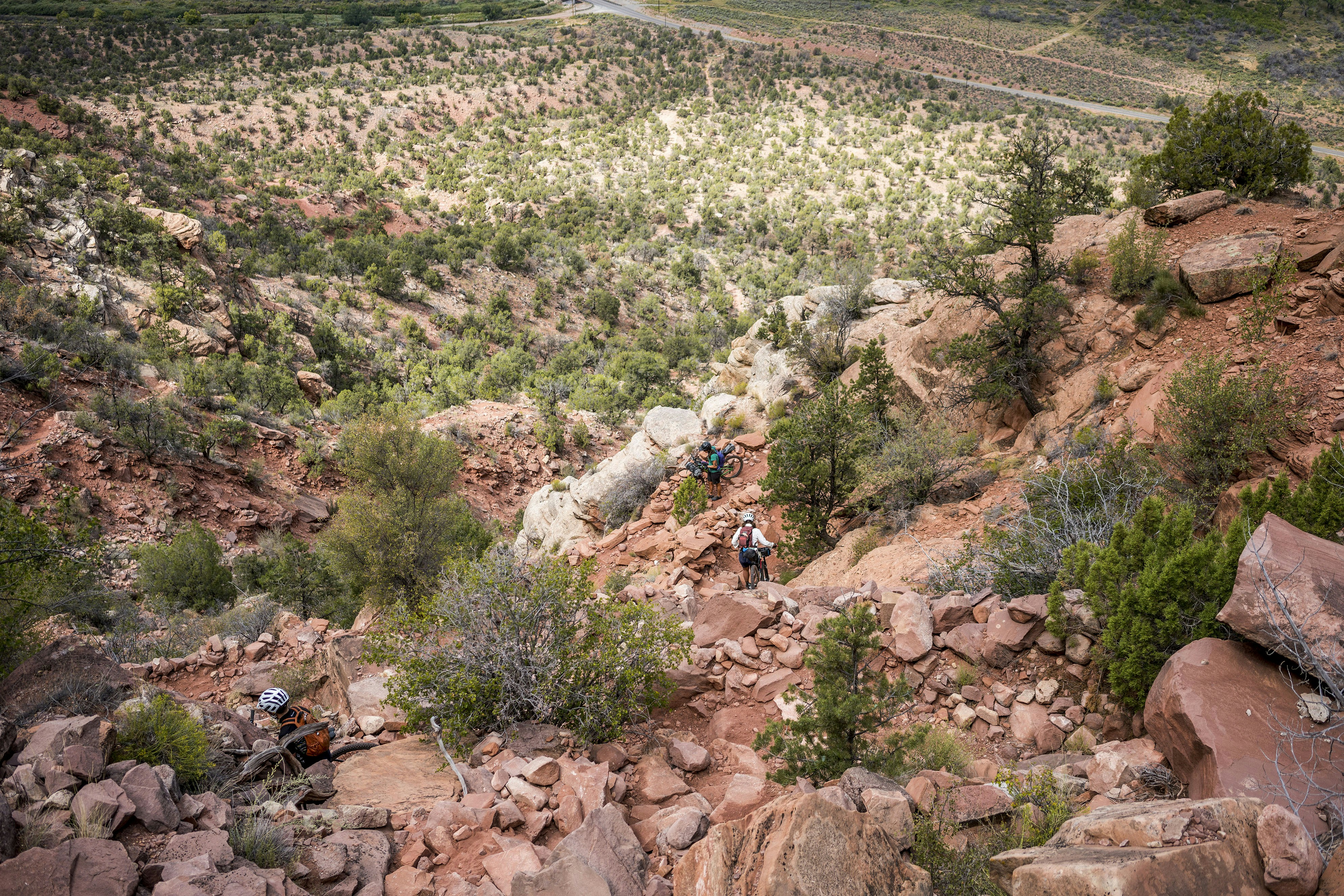 un groupe de personnes grimpant sur le flanc d’une montagne