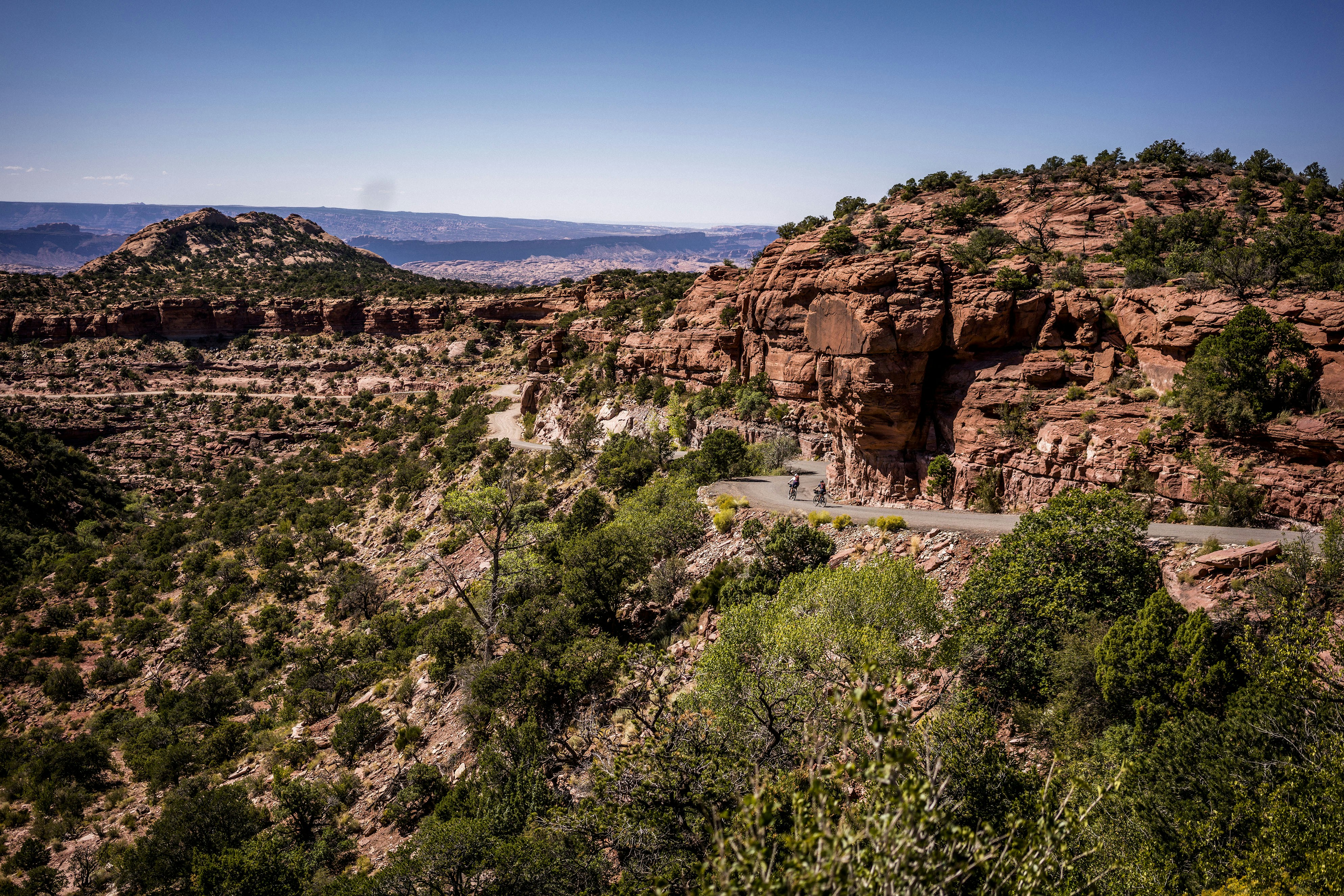 une vue panoramique d’une route dans les montagnes