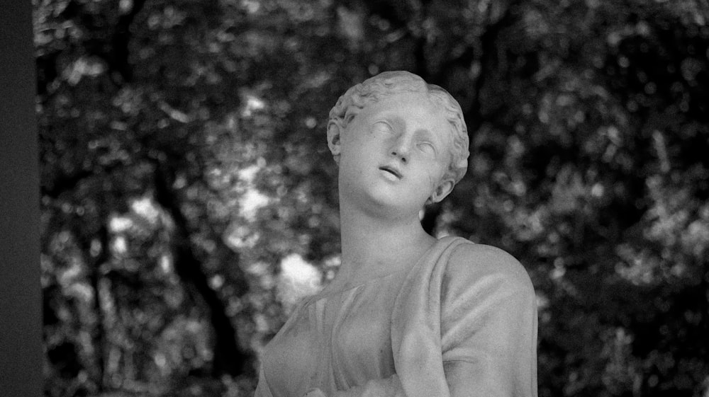 a black and white photo of a statue