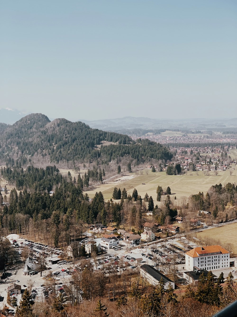 Una vista di una piccola città in montagna