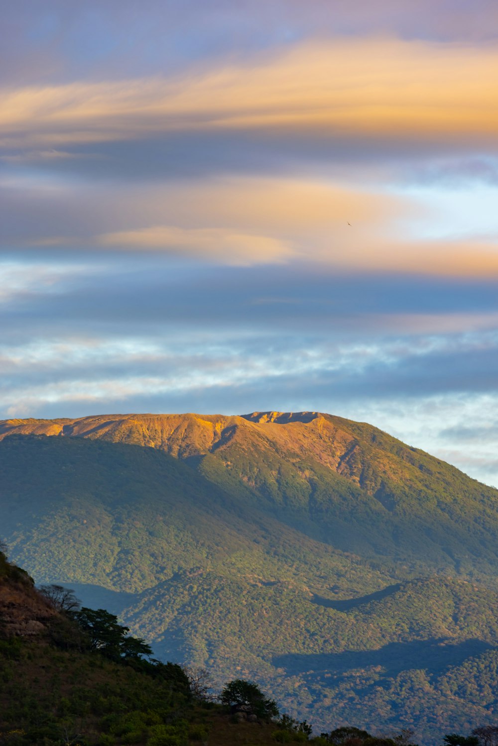 uma vista de uma montanha com um céu no fundo