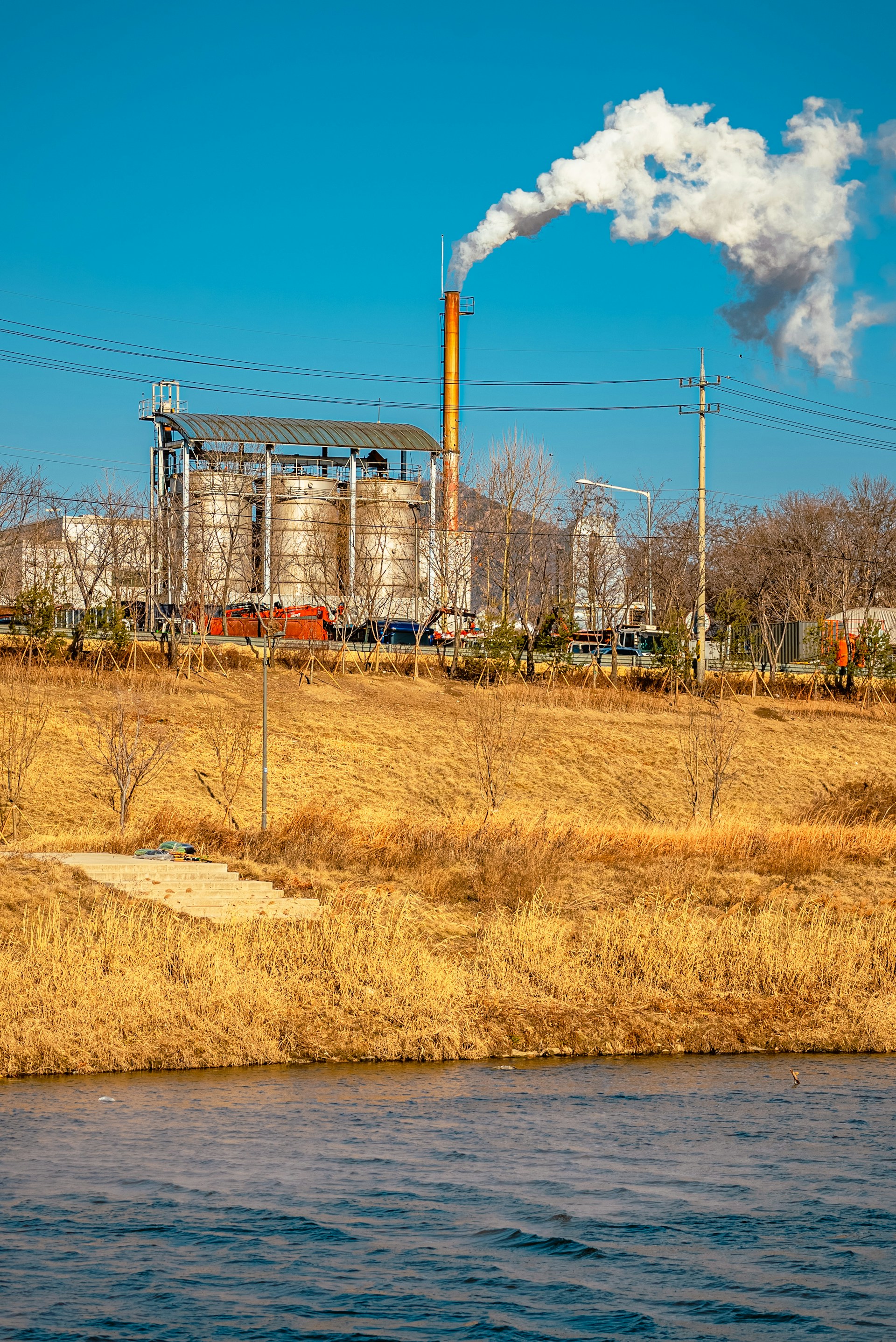 gray computer monitor