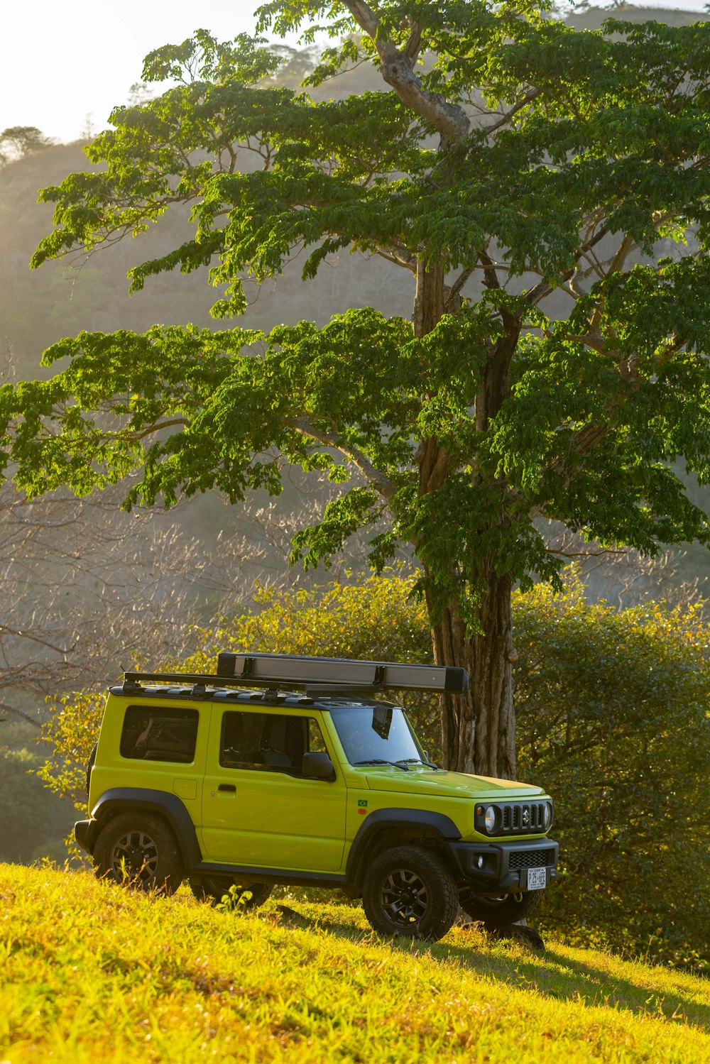 Une jeep vert vif est garée dans un champ