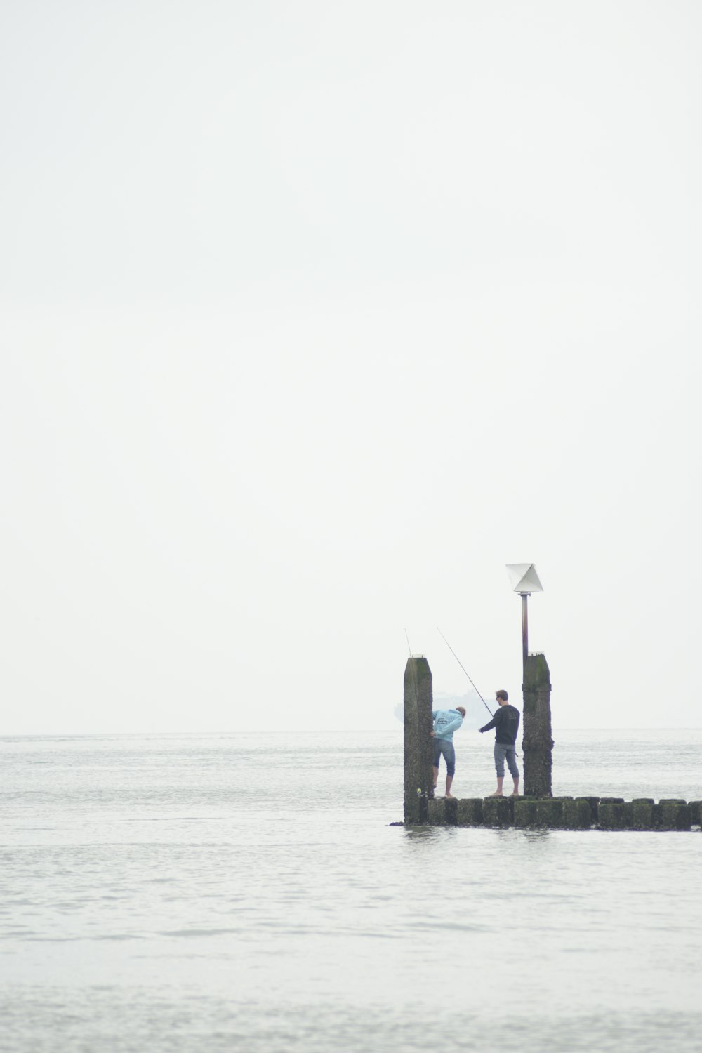 Ein paar Leute stehen auf einem Pier