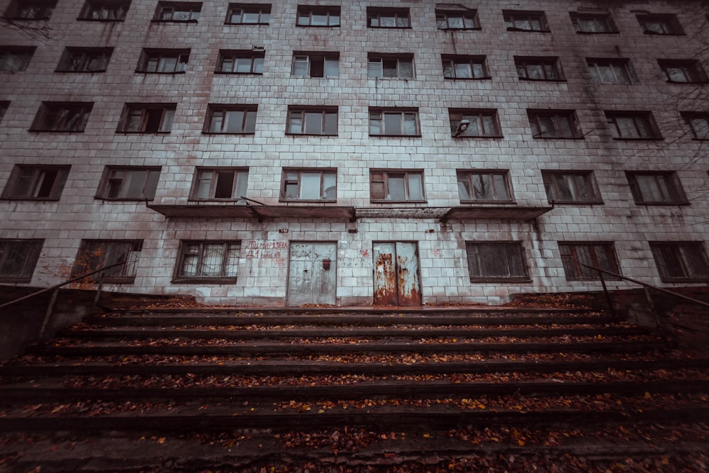 Un edificio muy alto con muchas ventanas