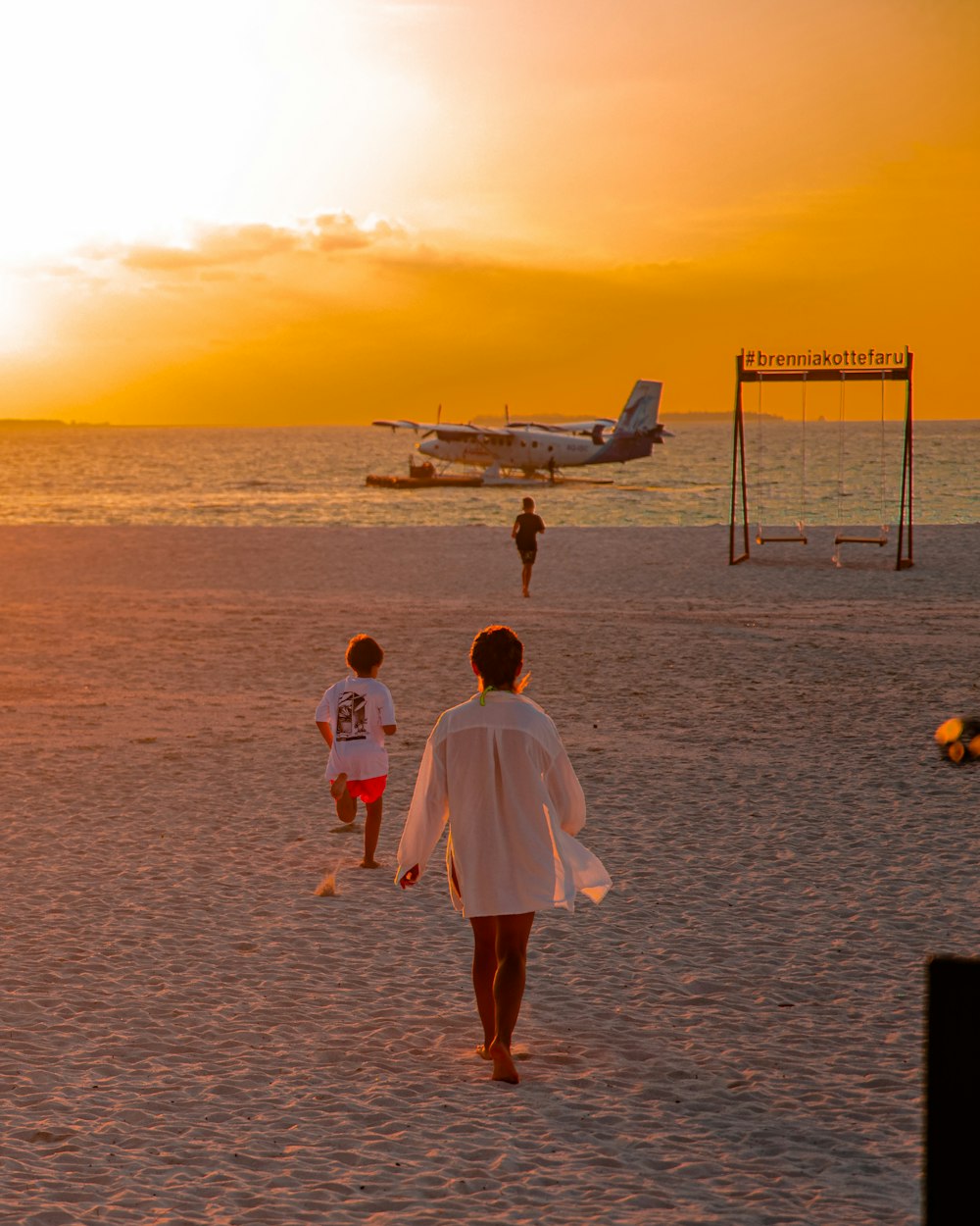 Un couple de personnes qui marchent sur une plage