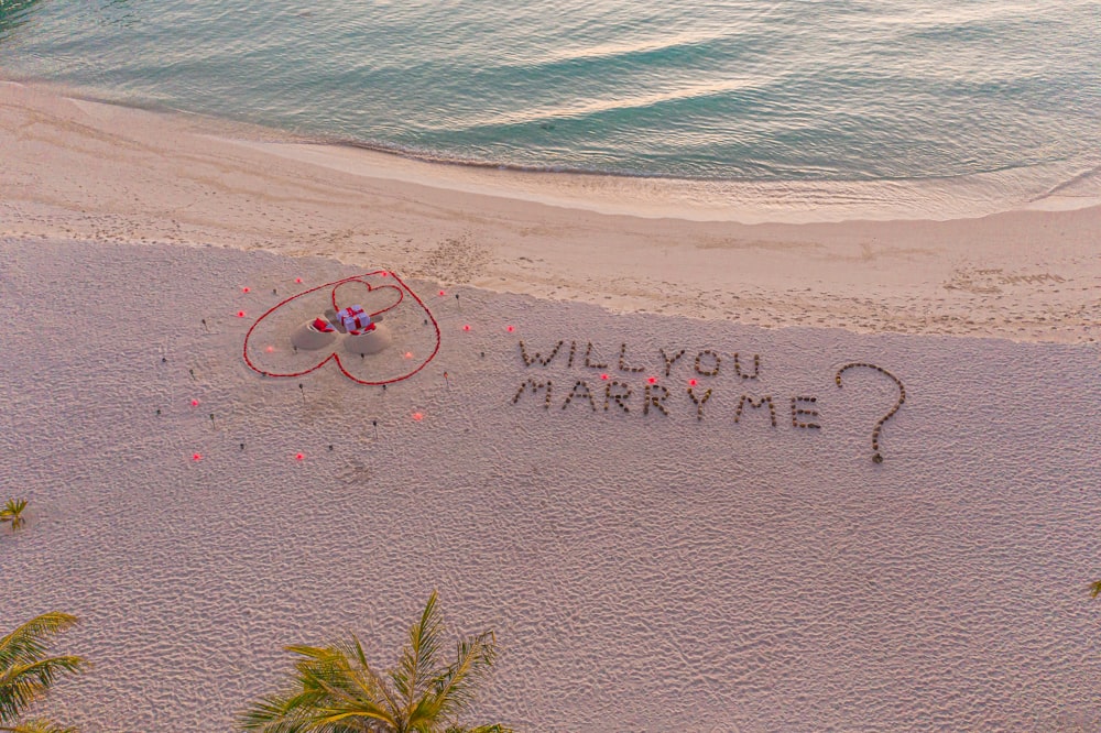 Eine Nachricht in den Sand am Strand geschrieben