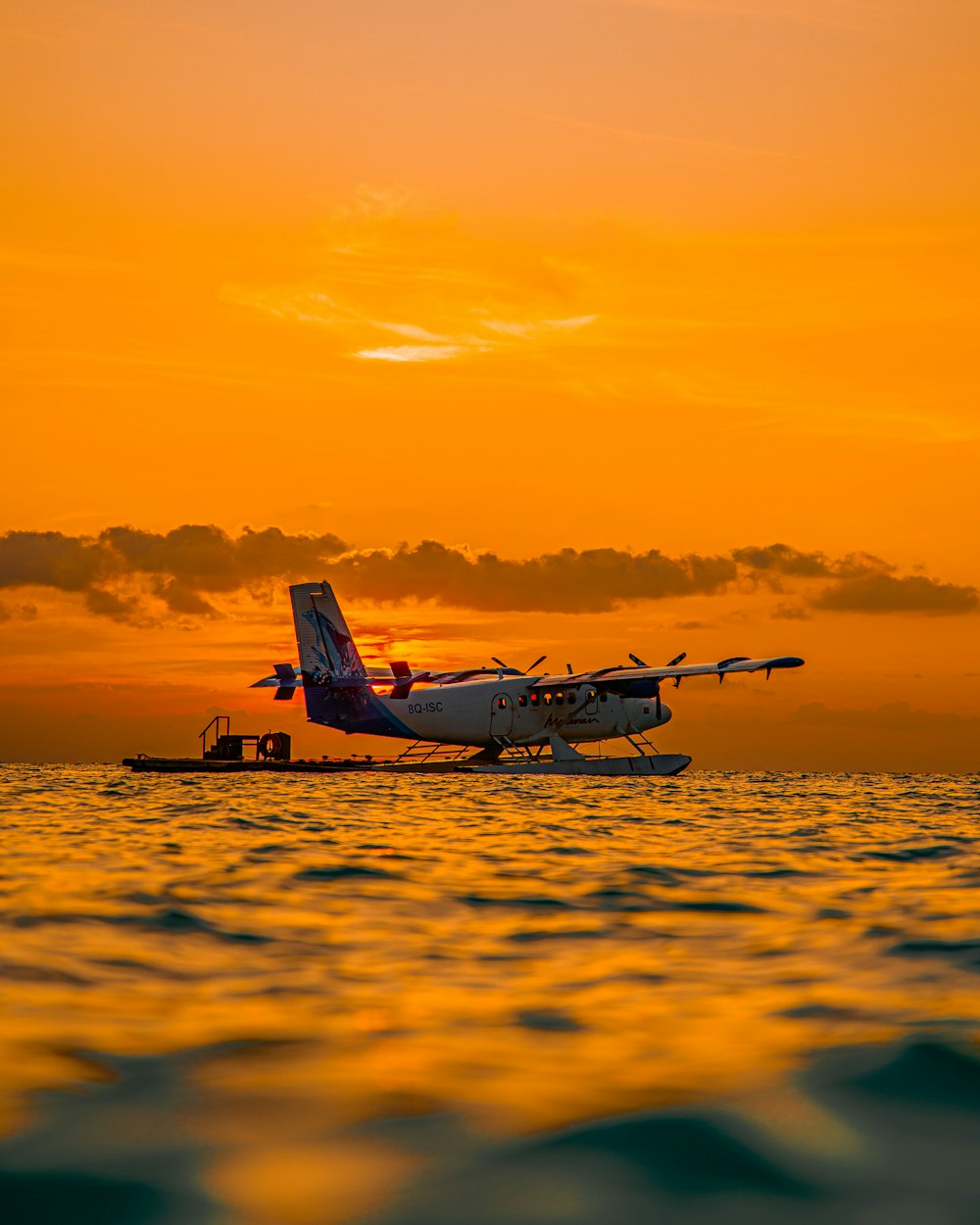 Ein Flugzeug, das im Wasser sitzt