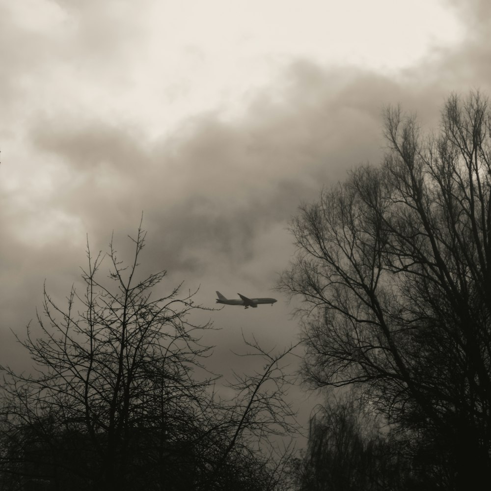 Un aereo sta volando attraverso il cielo nuvoloso