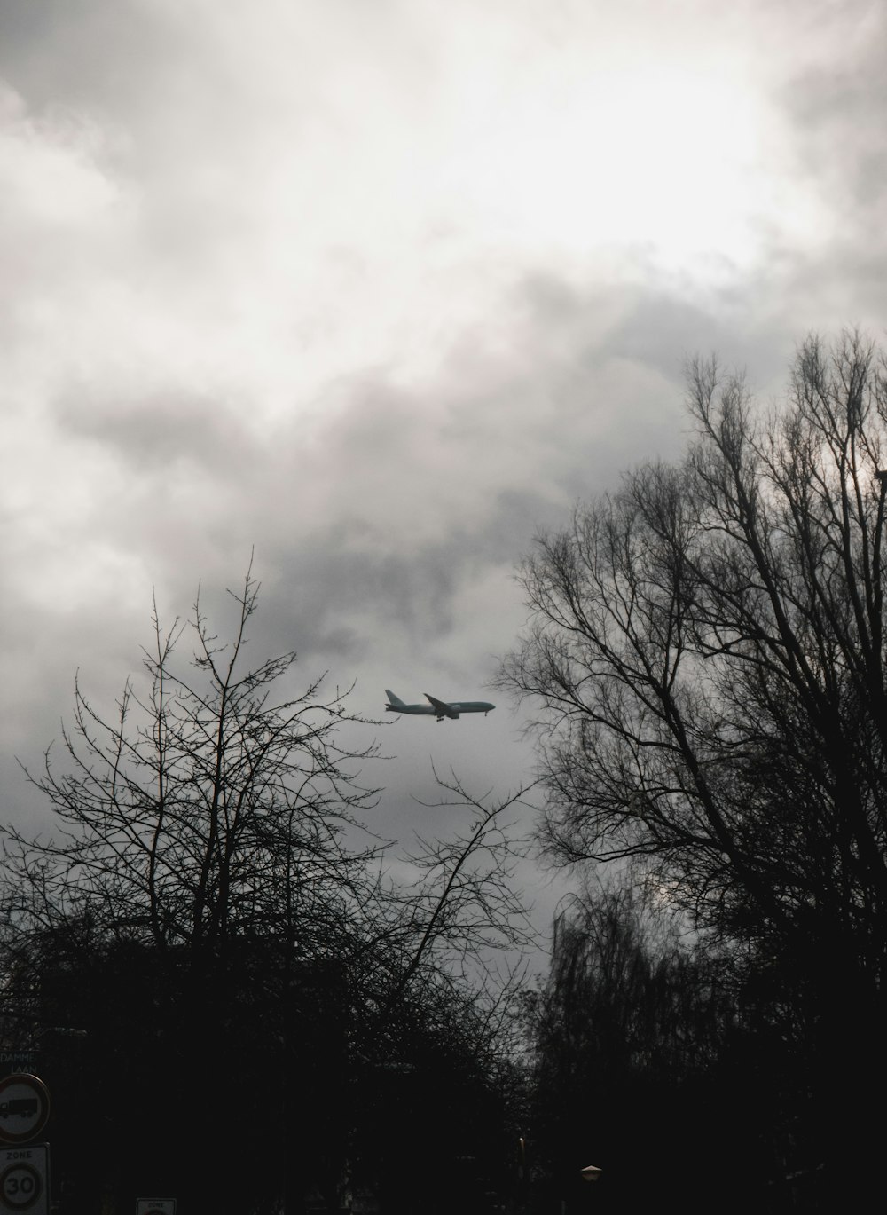 Ein Flugzeug fliegt am bewölkten Himmel