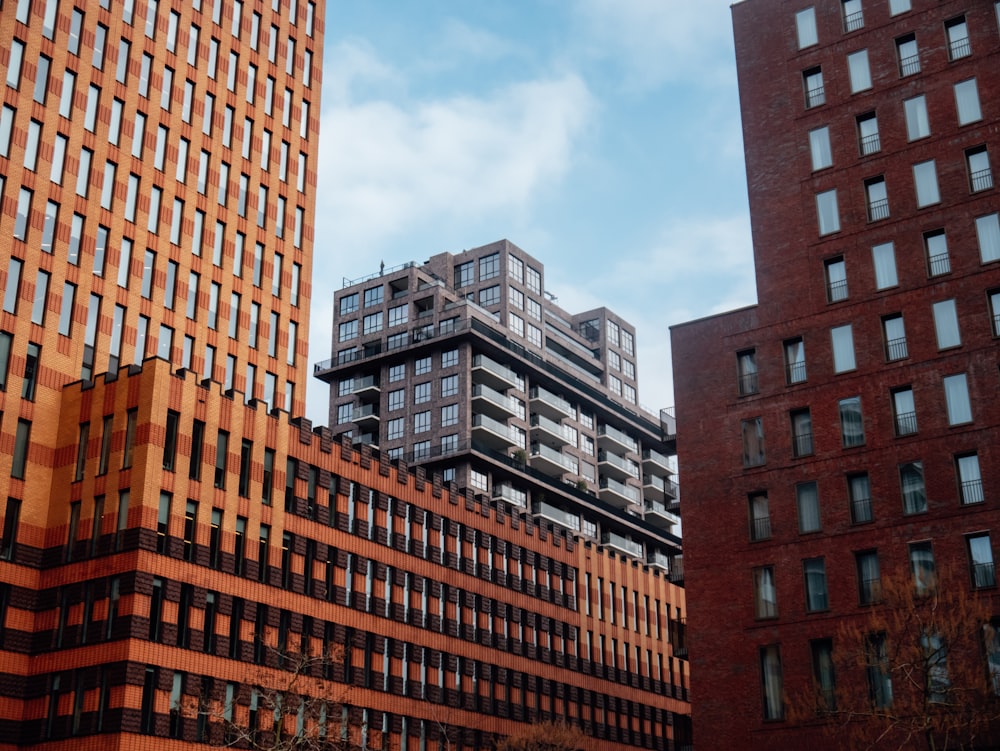 Un par de edificios altos sentados uno al lado del otro