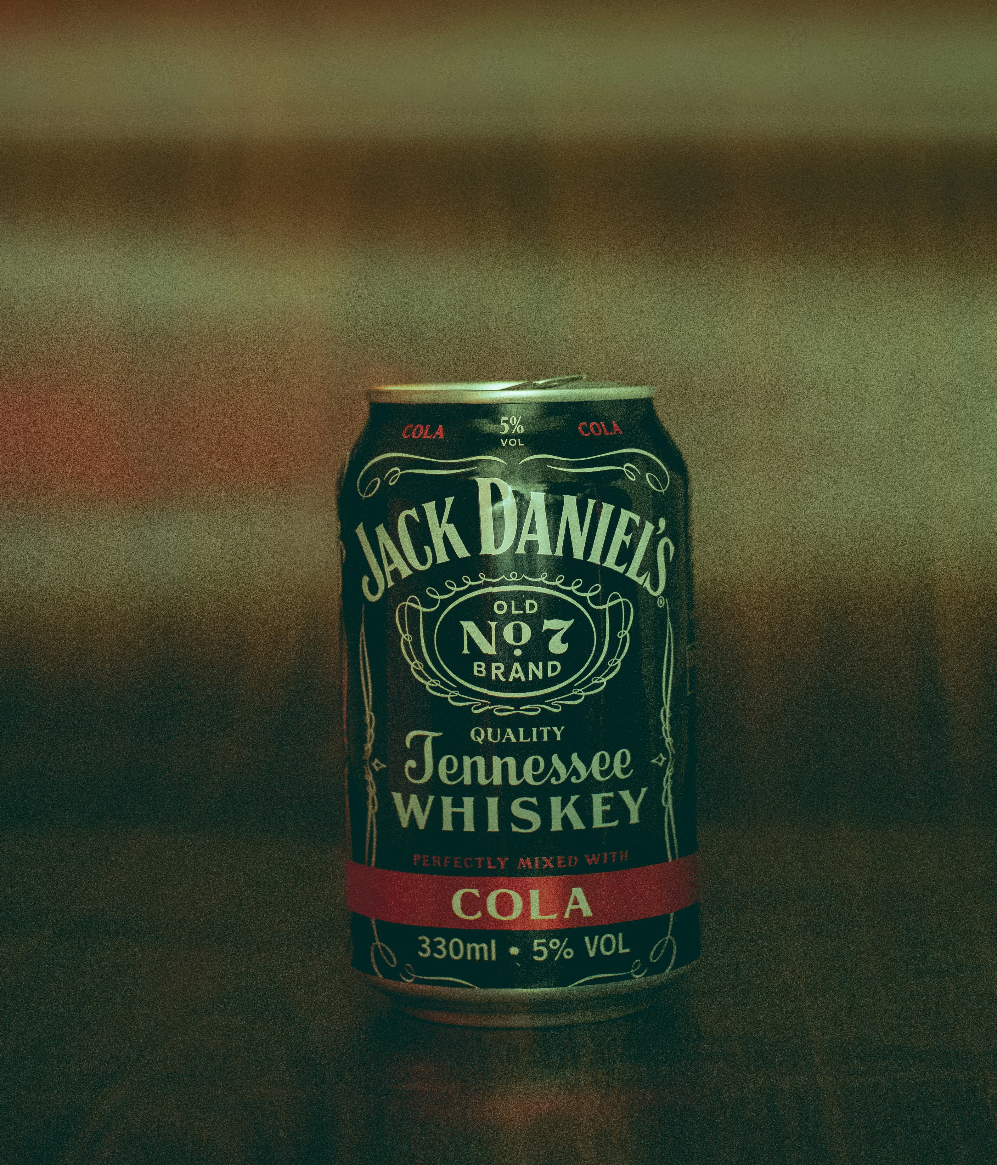 Eine Dose Jack Daniels auf einem Holztisch