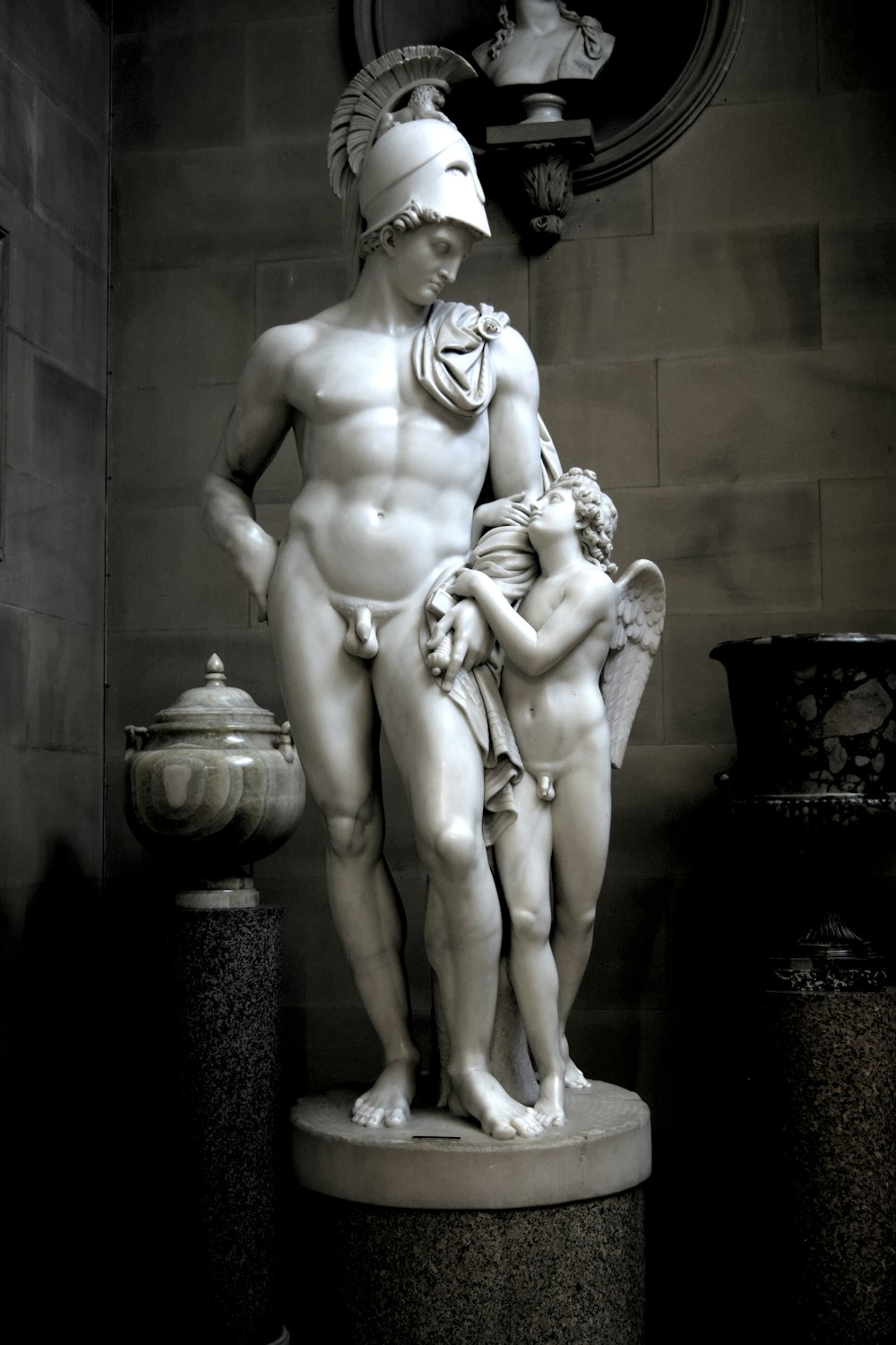 une statue d’un homme tenant un enfant