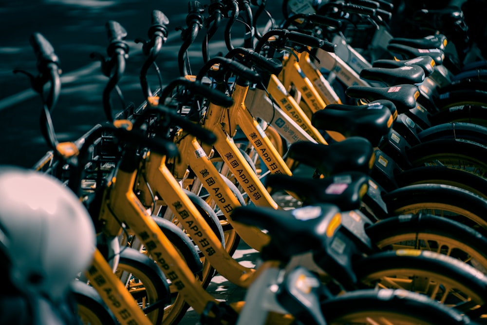 a row of bicycles parked next to each other
