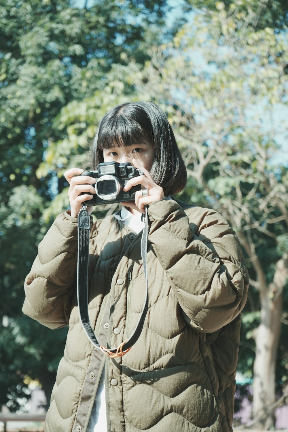 Una mujer tomando una foto con una cámara