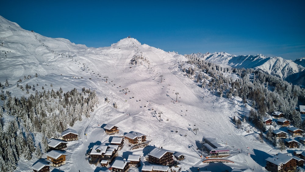 uma estação de esqui com uma montanha ao fundo