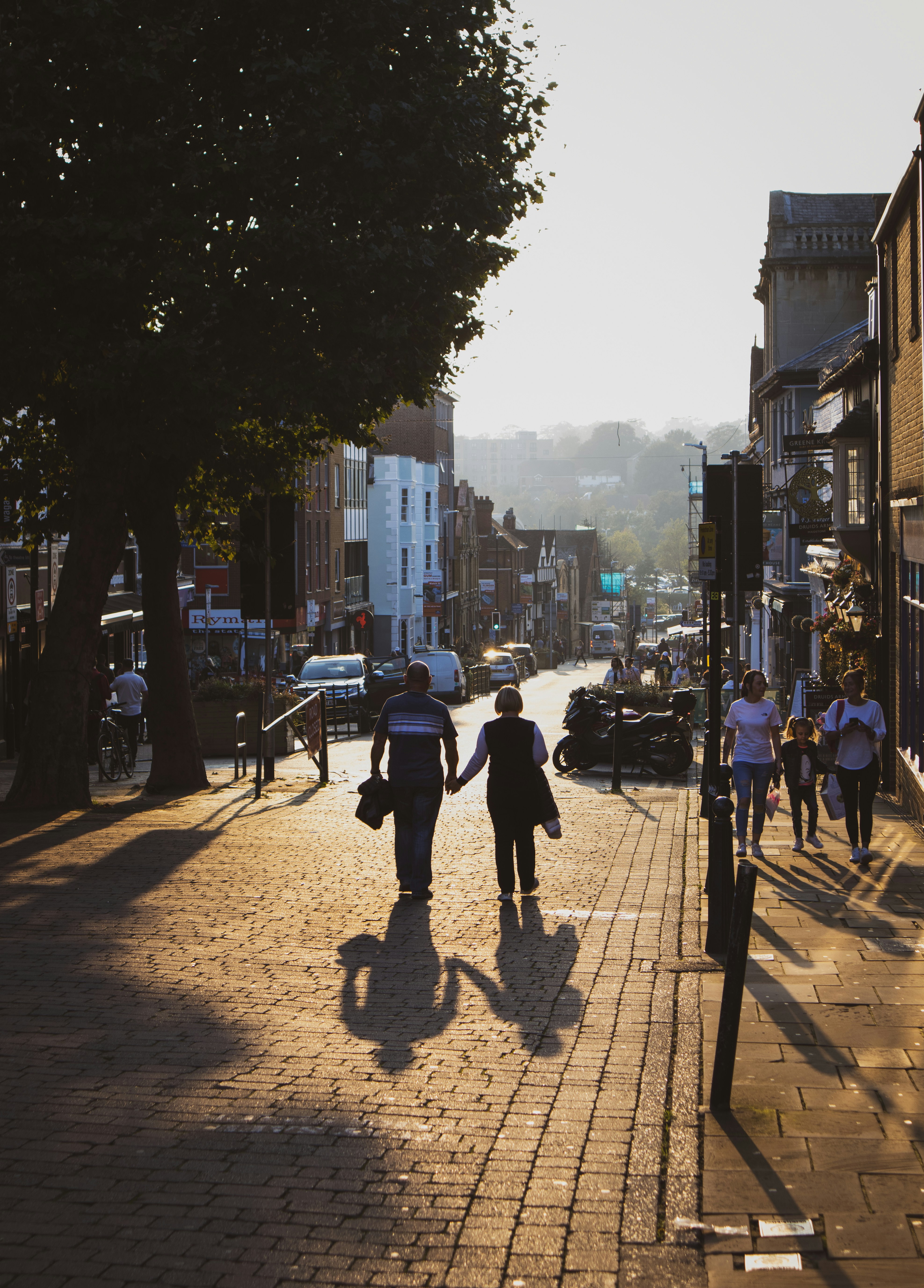 Couple holding hands sunset, ilustrasi artikel Bliss & Beyond: Your Essential Guide to the First Year of Marriage 2