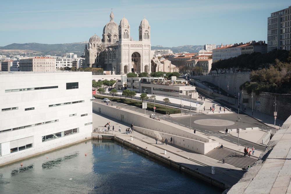 une rivière qui traverse une ville à côté de grands immeubles