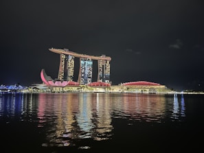 Elegantní noční pohled na moderní rezidenční komplex s osvětlenými fasádami