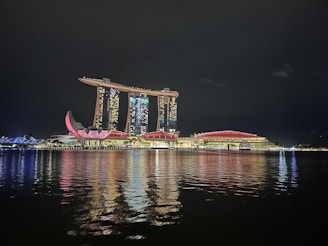 Elegantní noční pohled na moderní rezidenční komplex s osvětlenými fasádami