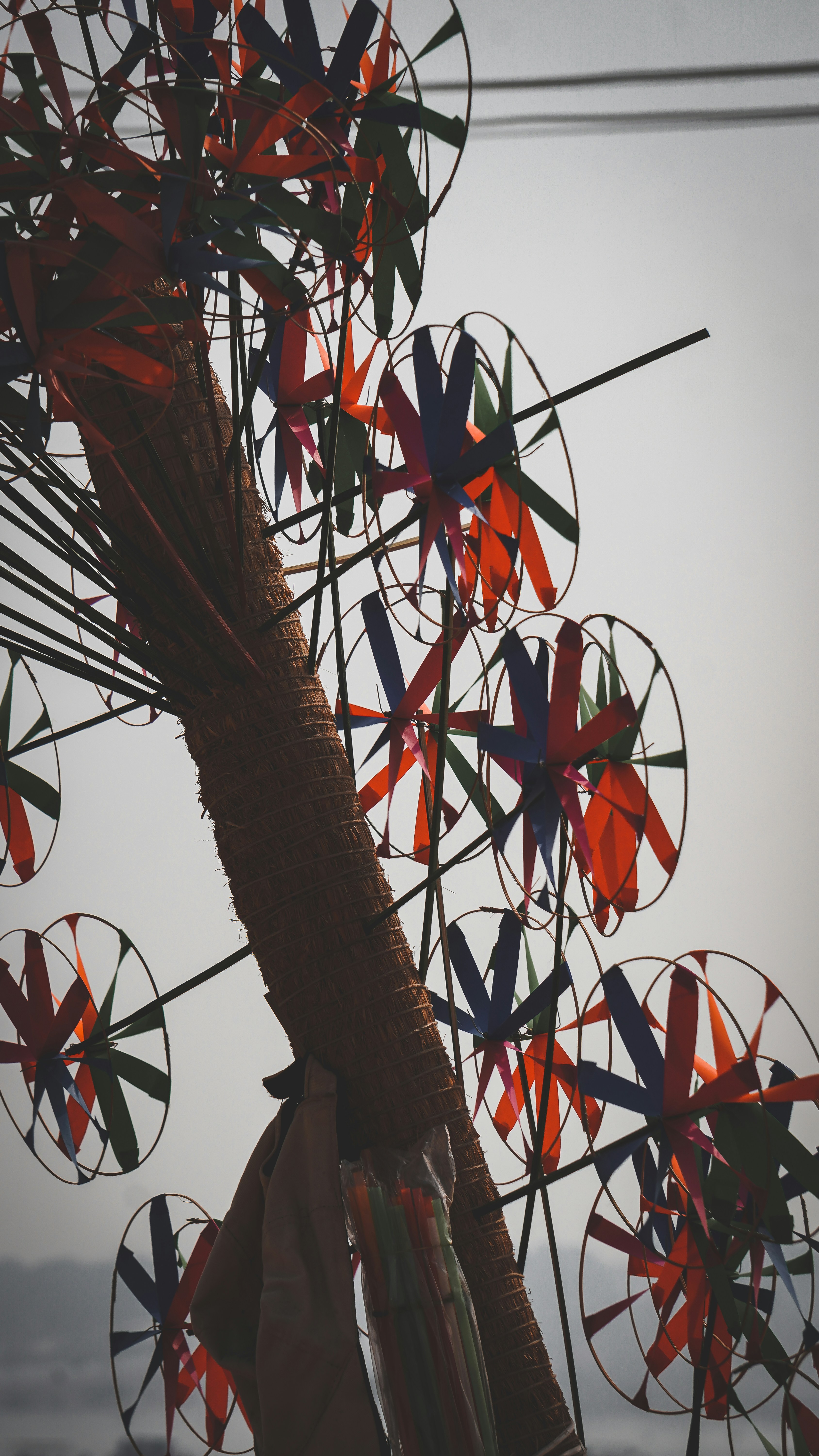 Ein Windspinner, der an der Seite einer Stange hängt