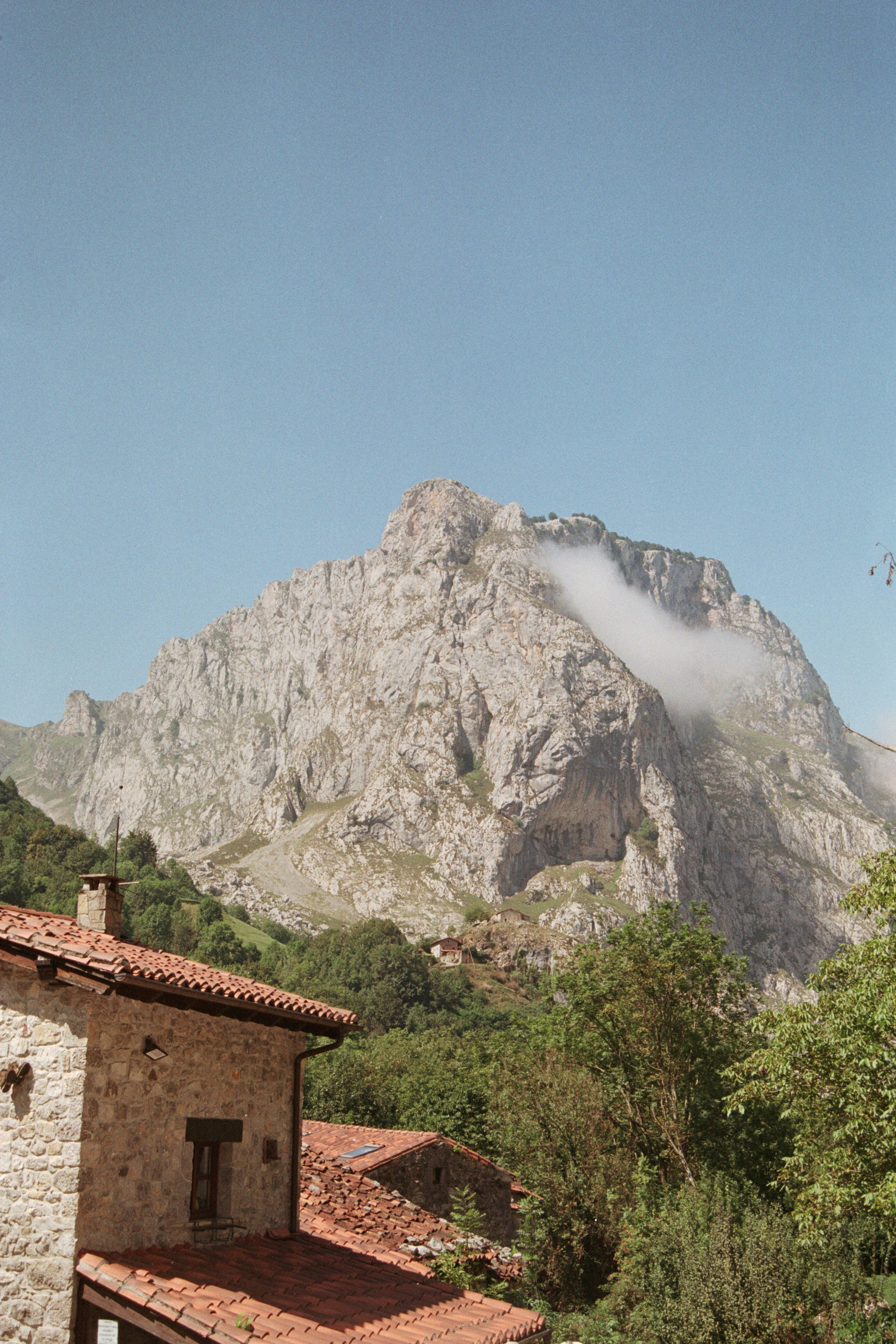 Blick auf einen Berg mit einem Haus im Vordergrund