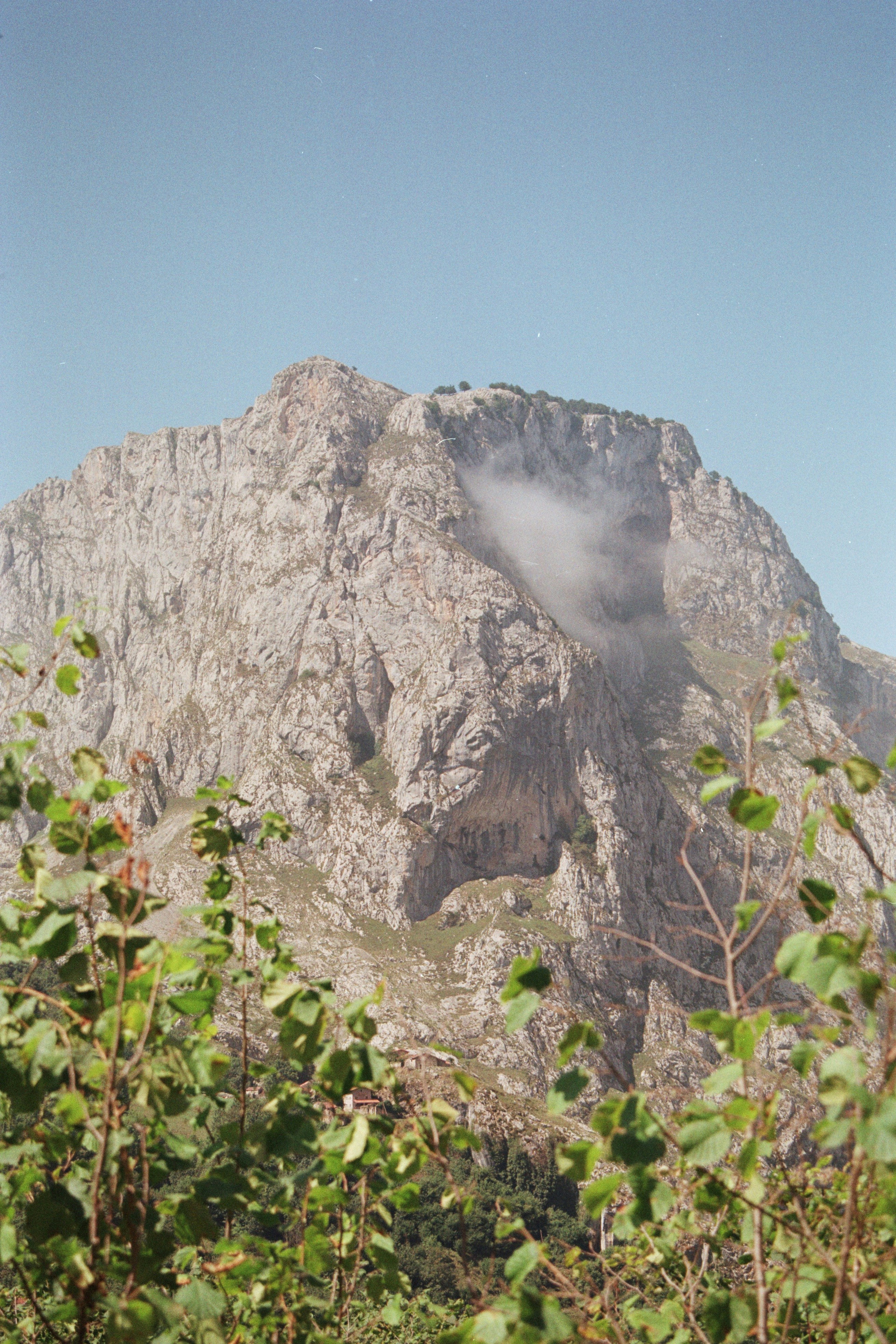 Ein sehr hoher Berg mit einer Wolke, die aus ihm herauskommt
