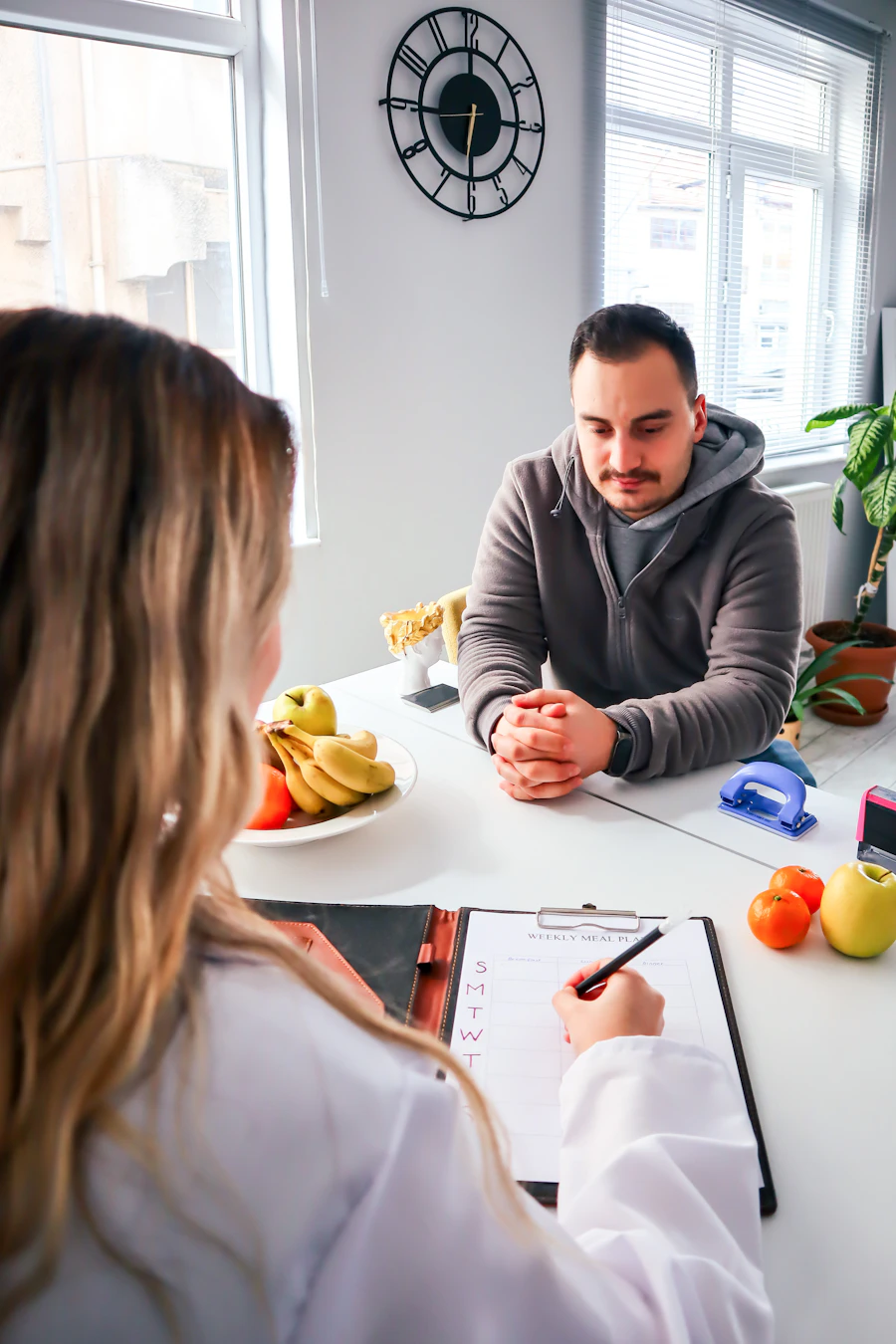 Consulta de nutrición cercana, con alimentos frescos sobre la mesa