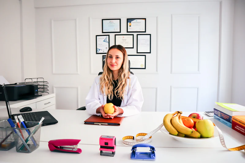 Consulta personalizada sobre menopausia con plato de fruta fresca sobre la mesa