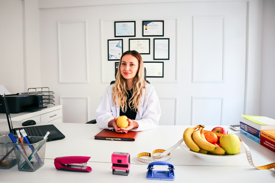 Nutricionista Camila Rezende em seu consultório