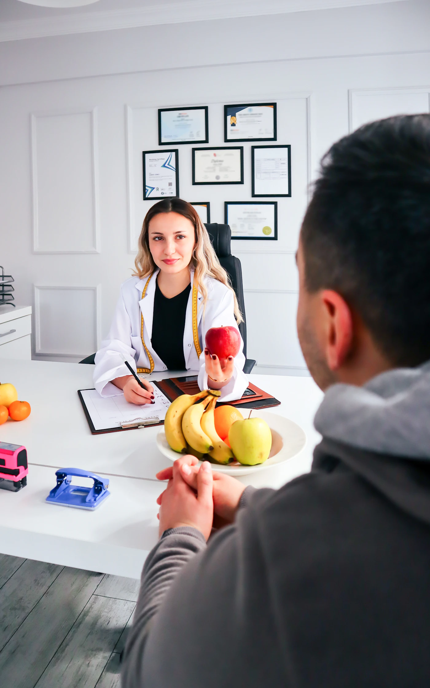Nutricionista durante una consulta real con una paciente