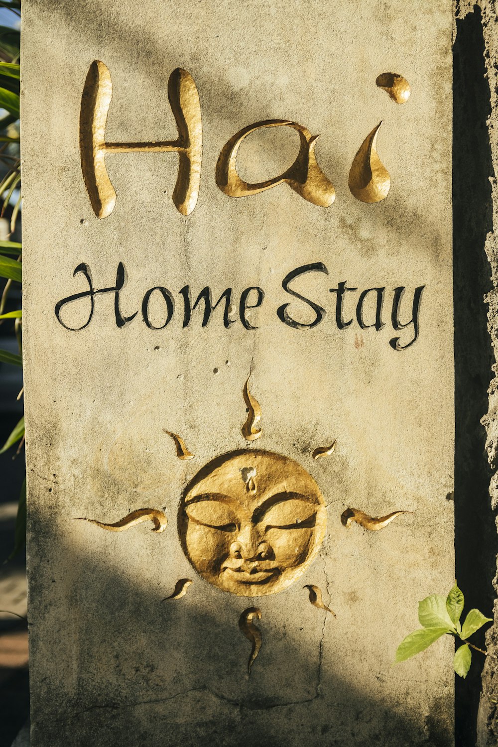 Ein Steinschild mit der Aufschrift Hao Home Stay