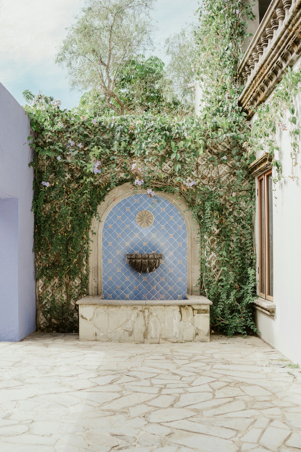 a fountain in the middle of a courtyard