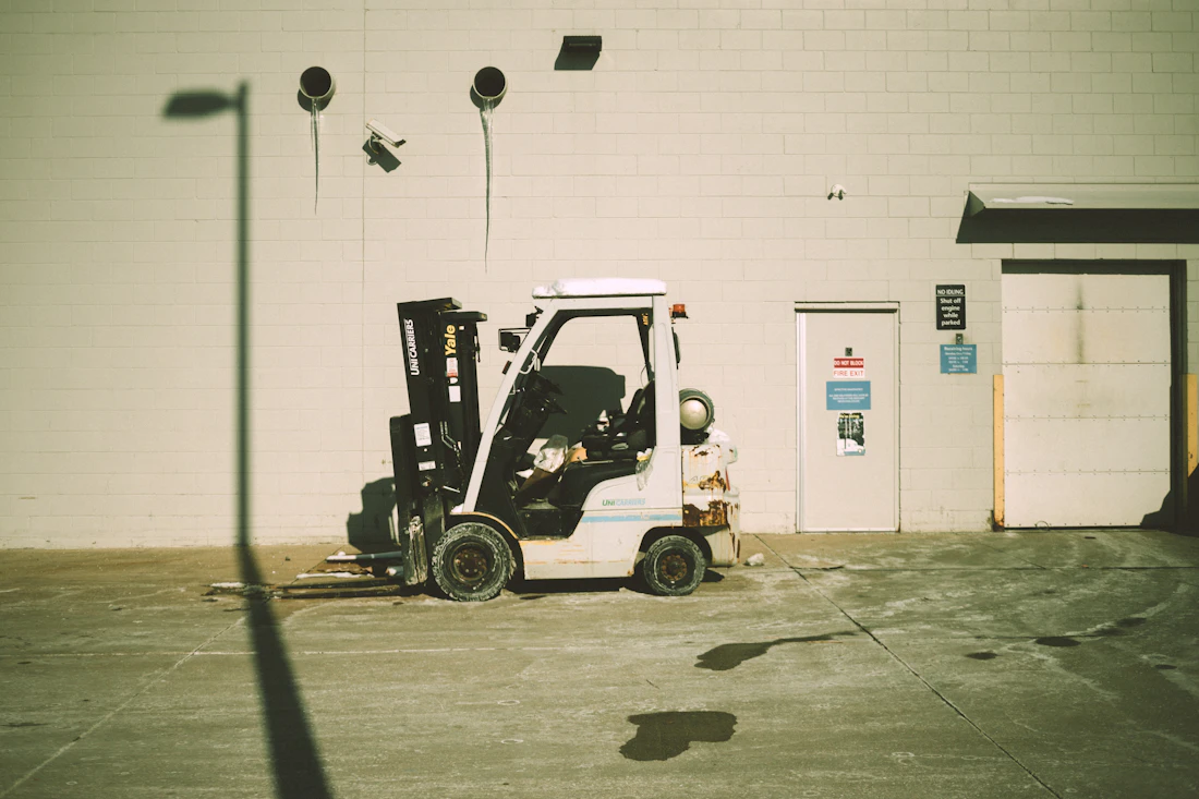 Depo binası önünde forklift