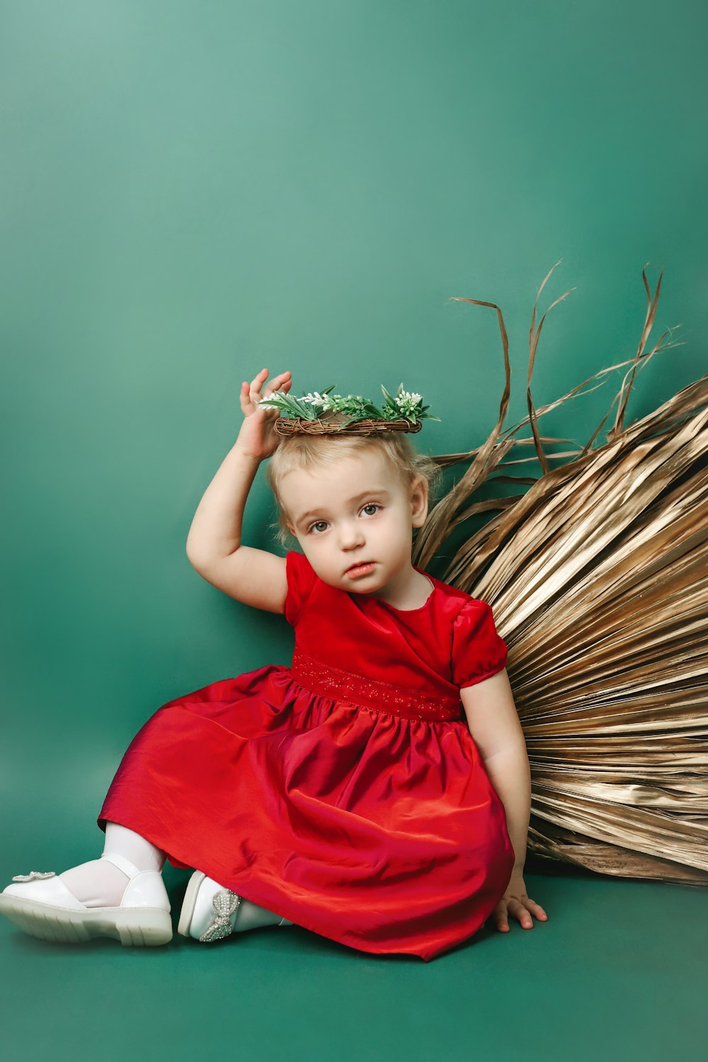 Une petite fille en robe rouge assise par terre photo – Photo La  photographie Gratuite sur Unsplash
