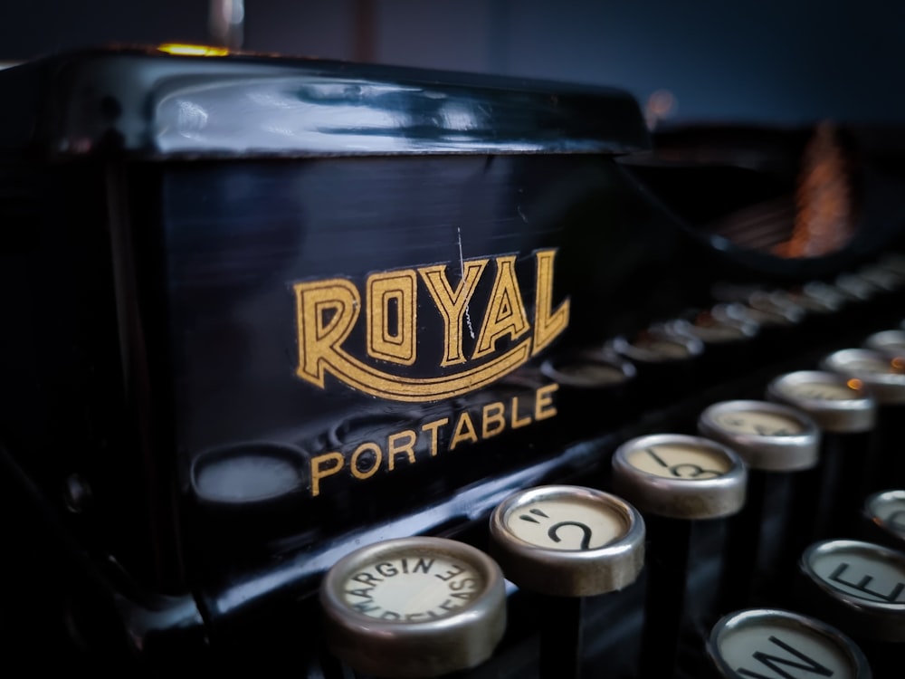 Eine altmodische tragbare Schreibmaschine von Royal mit Tasten
