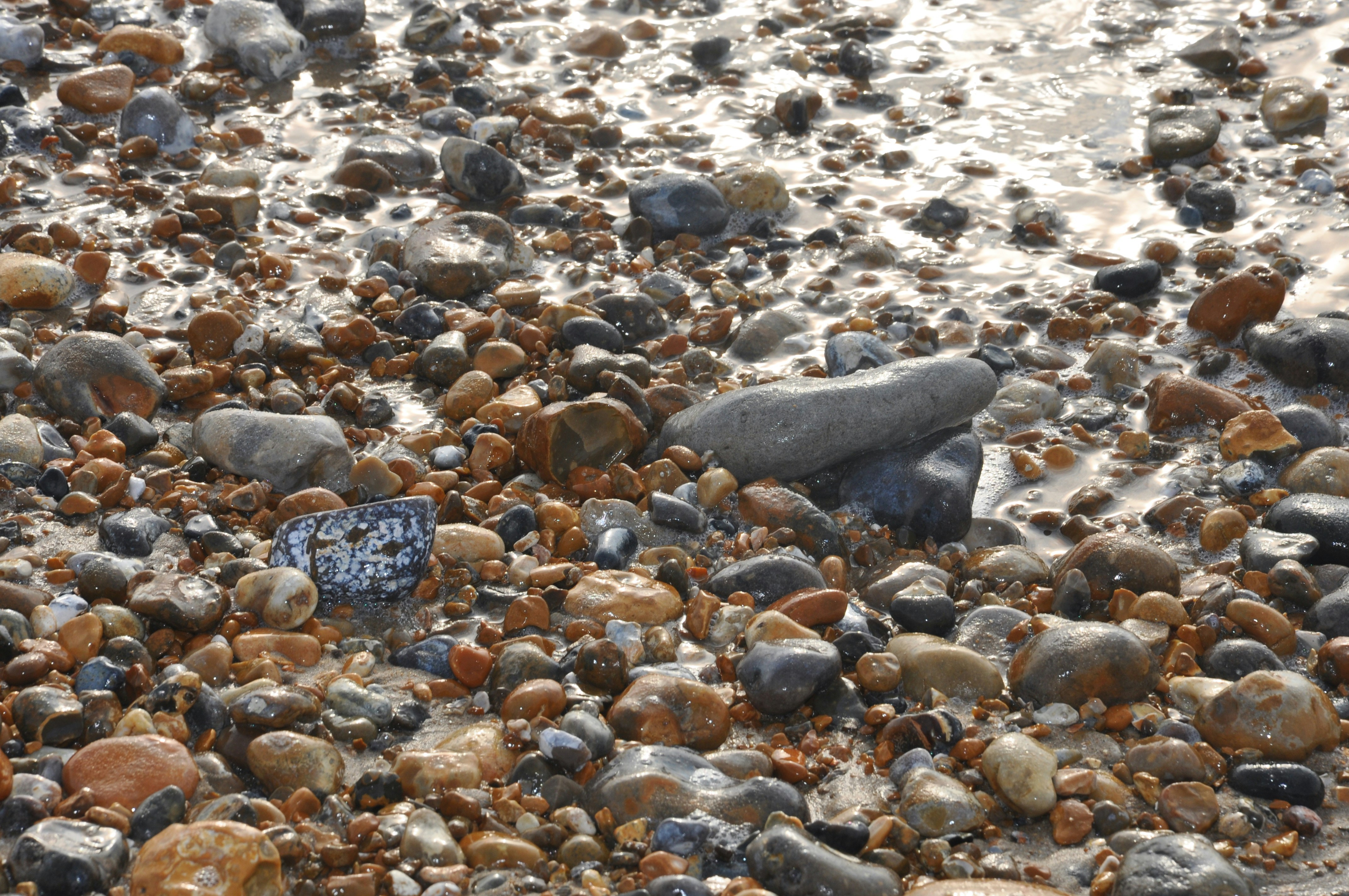 un montón de rocas que están en el agua