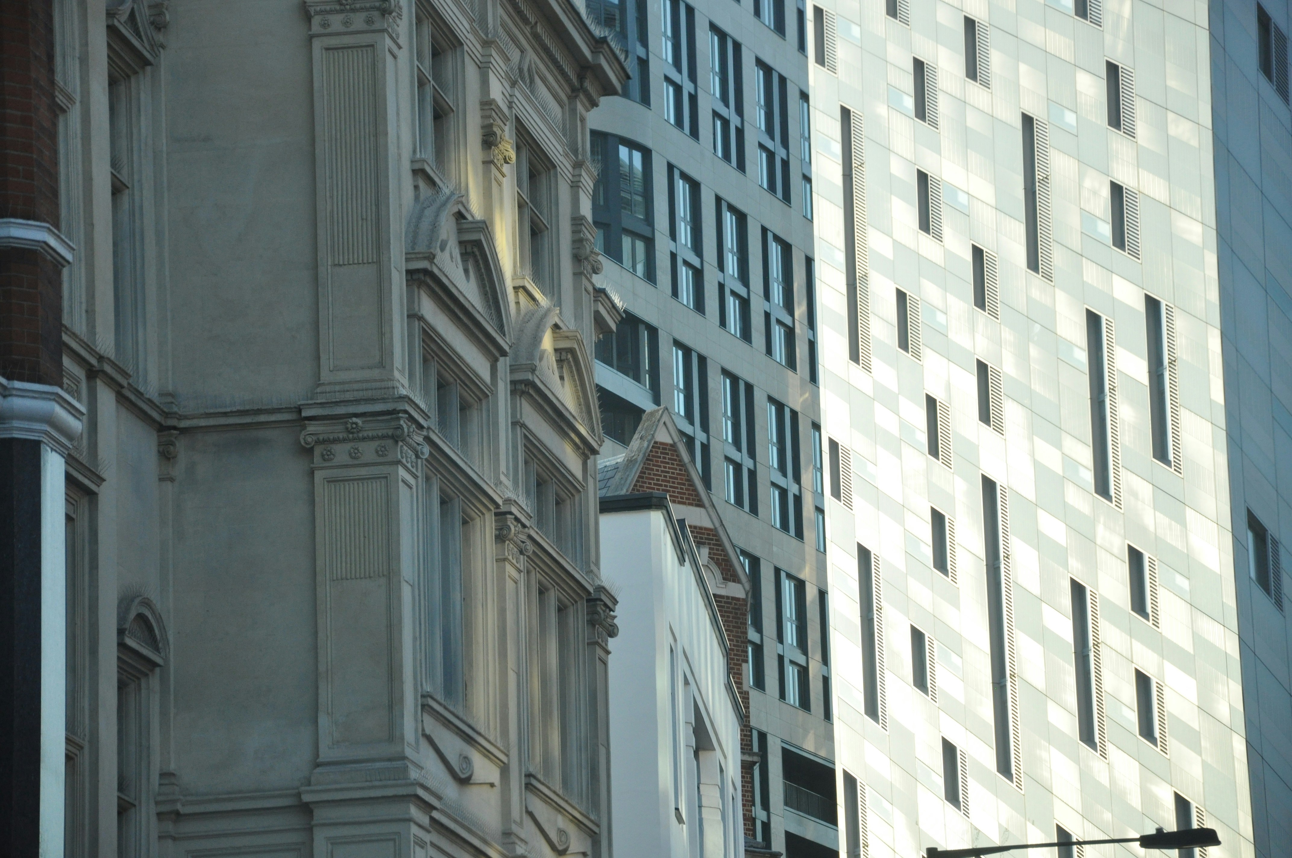 Un edificio blanco alto junto a un edificio blanco alto