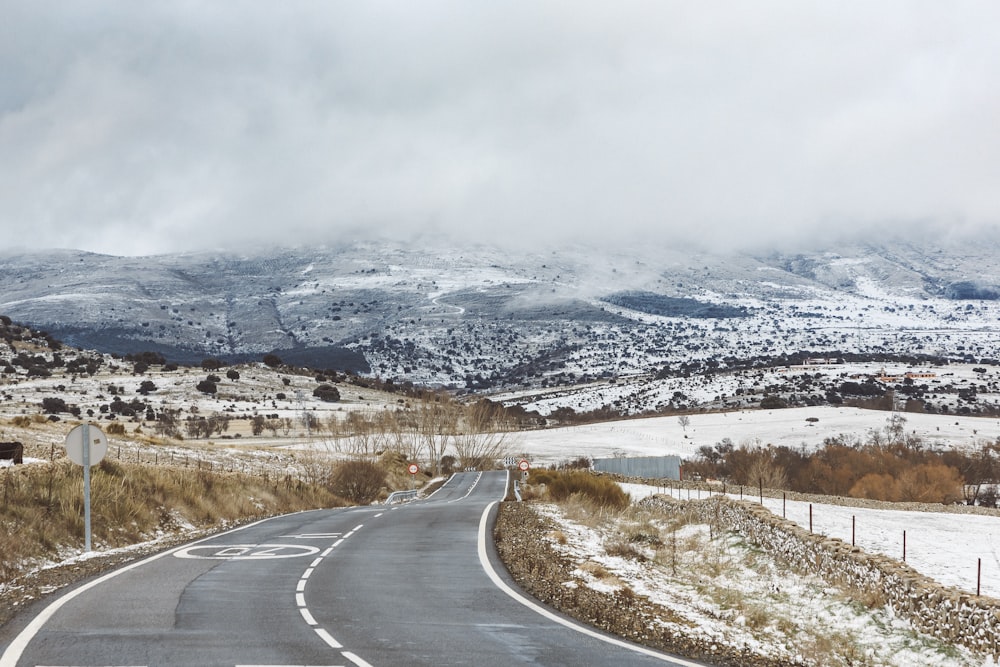 Una carretera en medio de un paisaje nevado