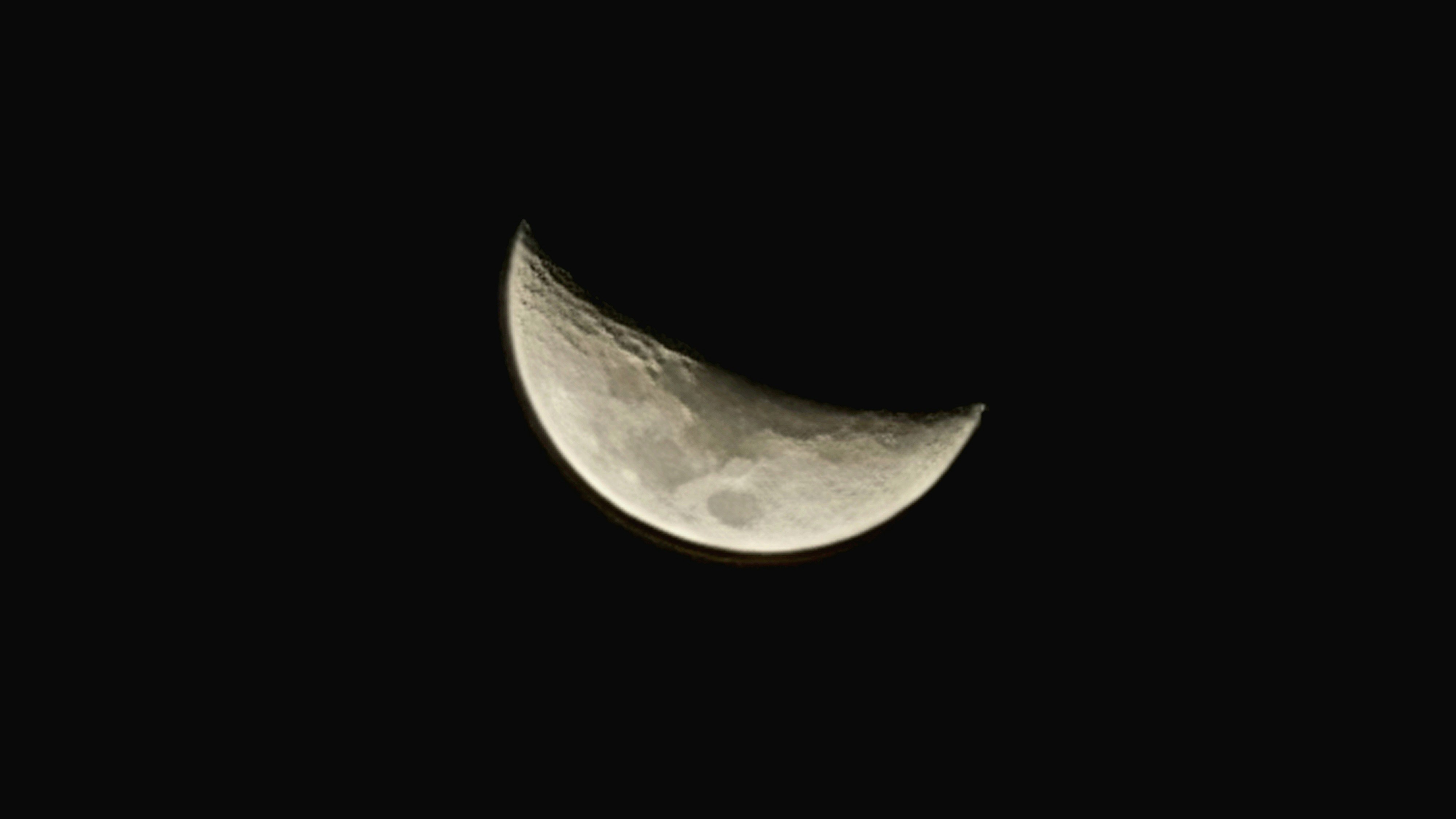Una media luna se ve en el cielo oscuro foto – Imagen de Lua gratuita ...