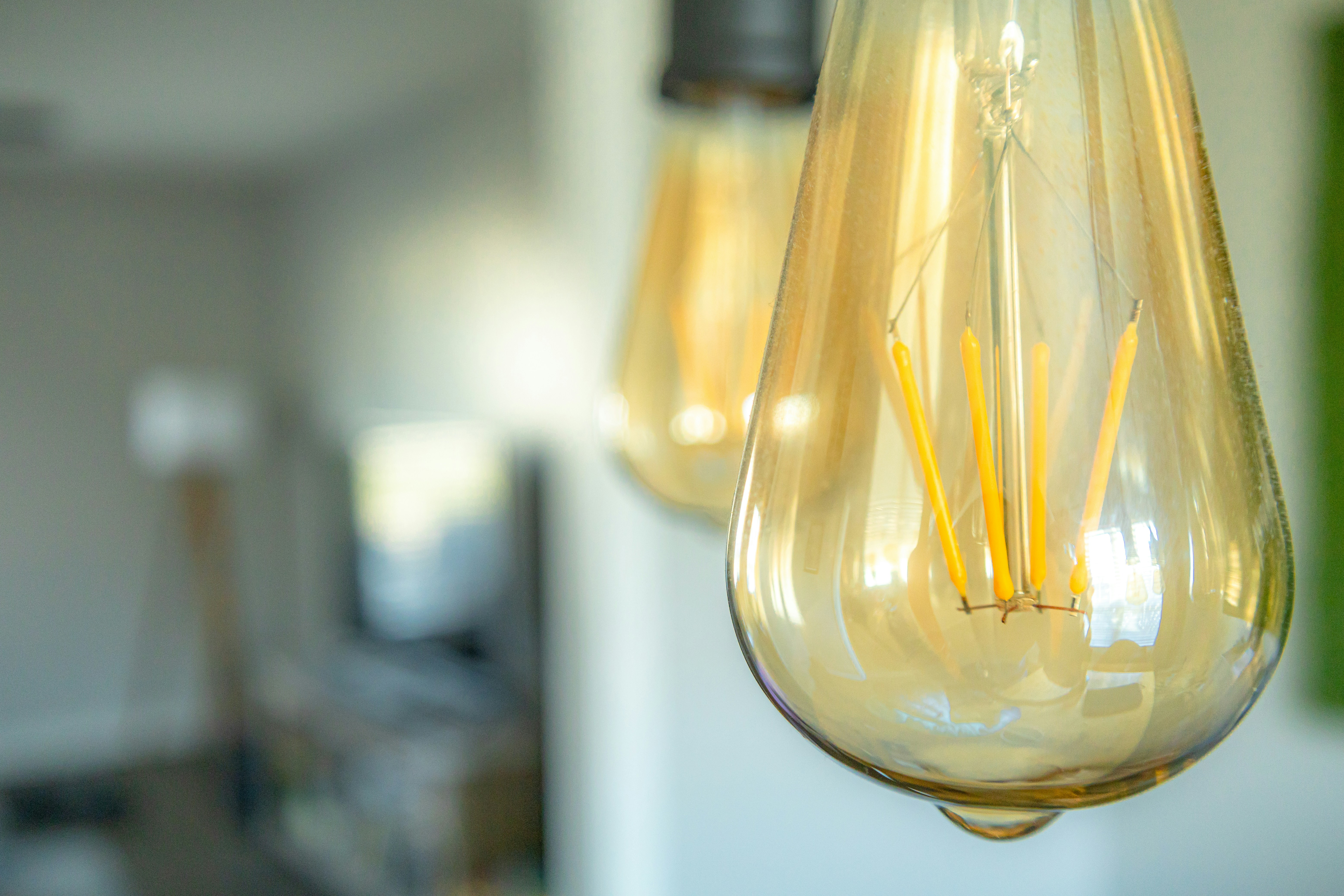 a group of light bulbs hanging from a ceiling
