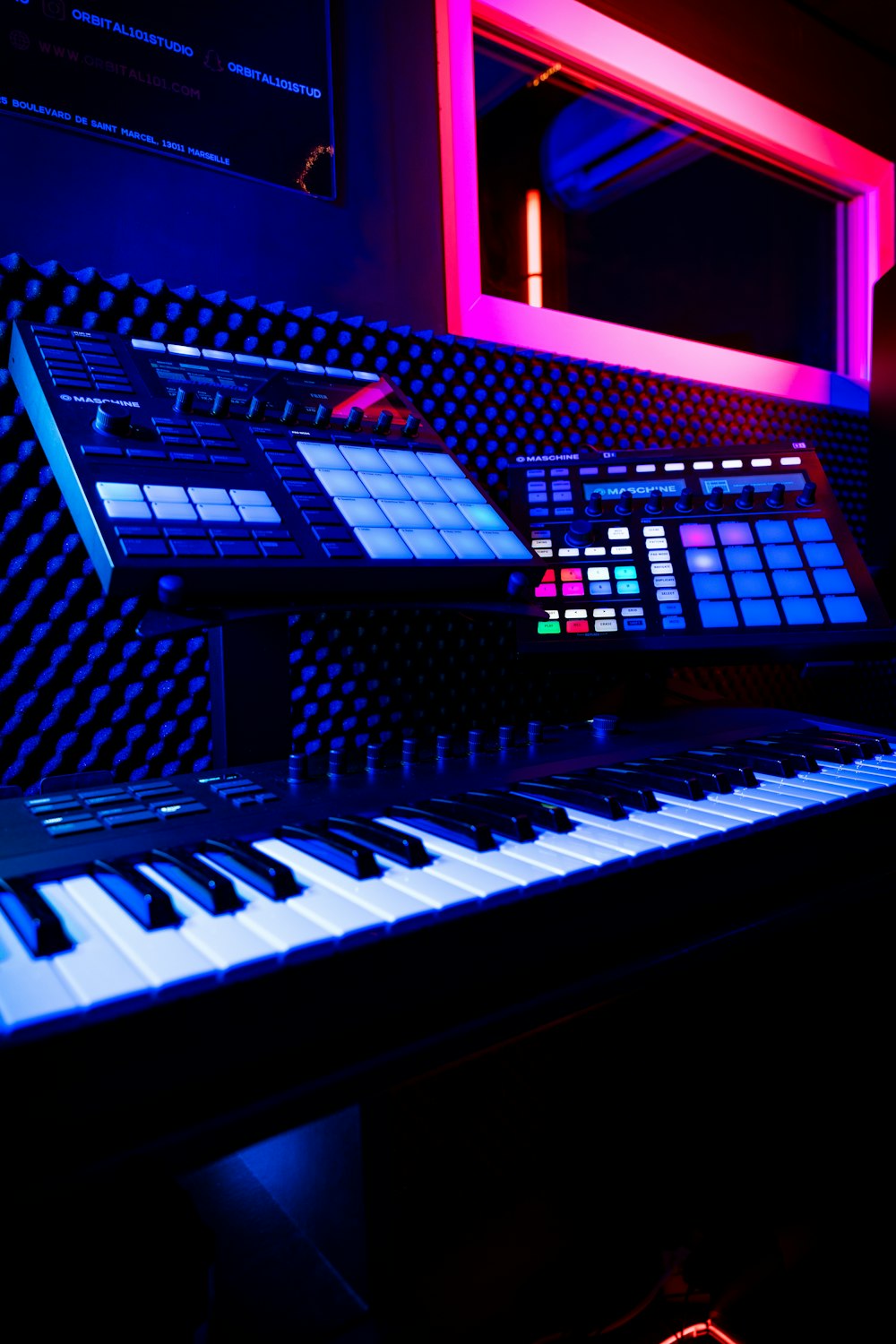 um teclado é iluminado em uma sala escura
